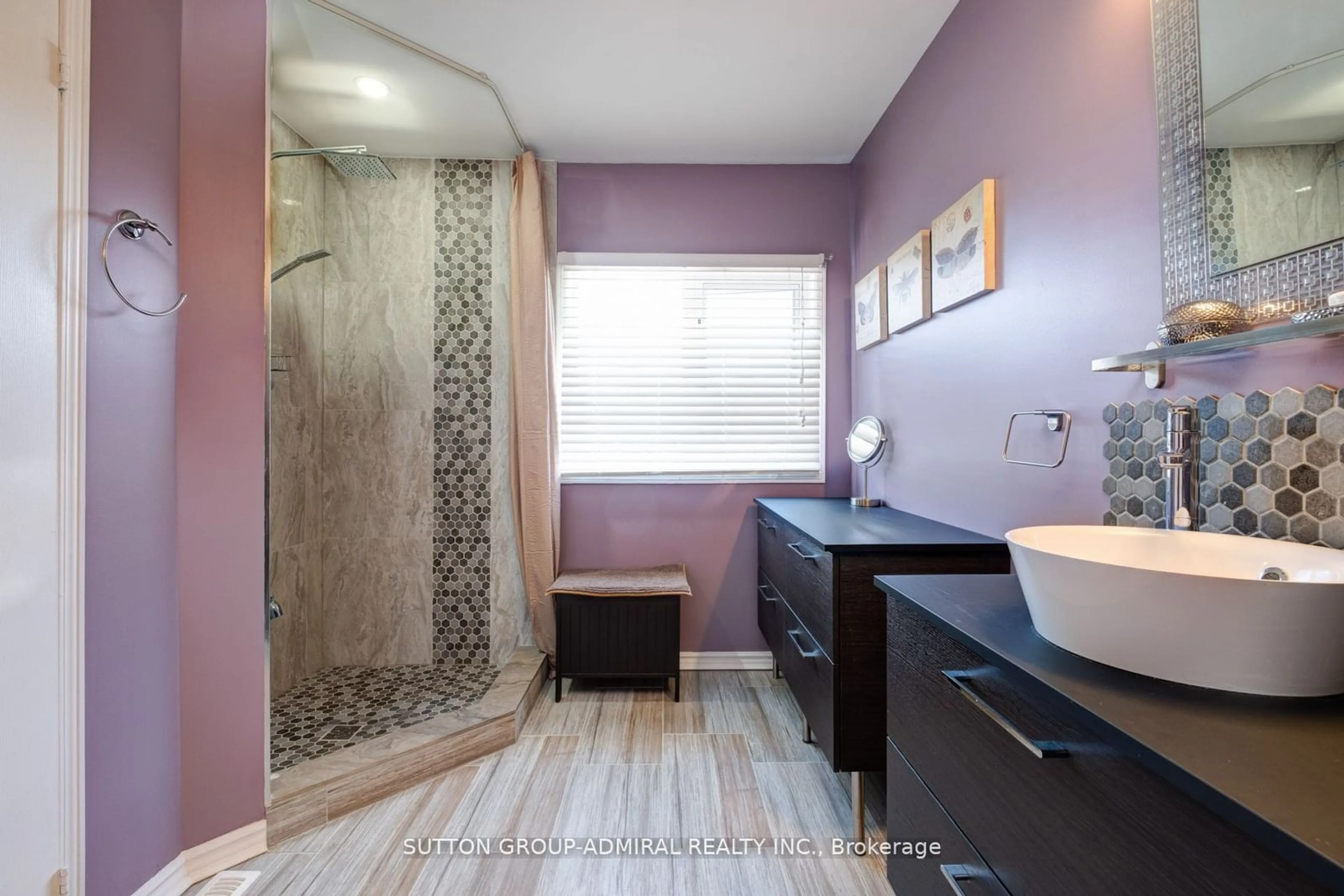 Contemporary bathroom for 43 Crestridge Dr, Caledon Ontario L7E 2T9