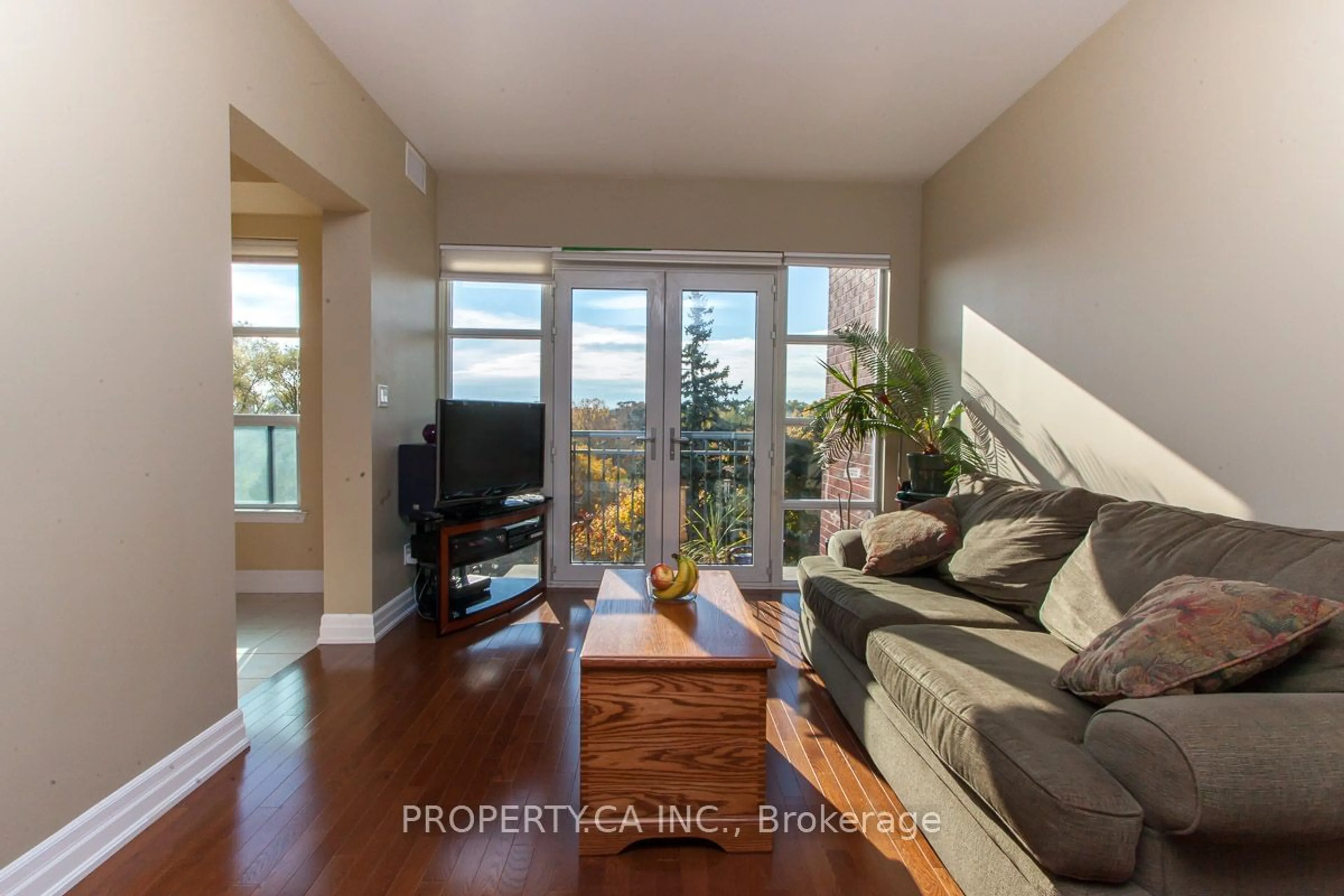 Living room for 2855 Bloor St #610, Toronto Ontario M8X 3A1