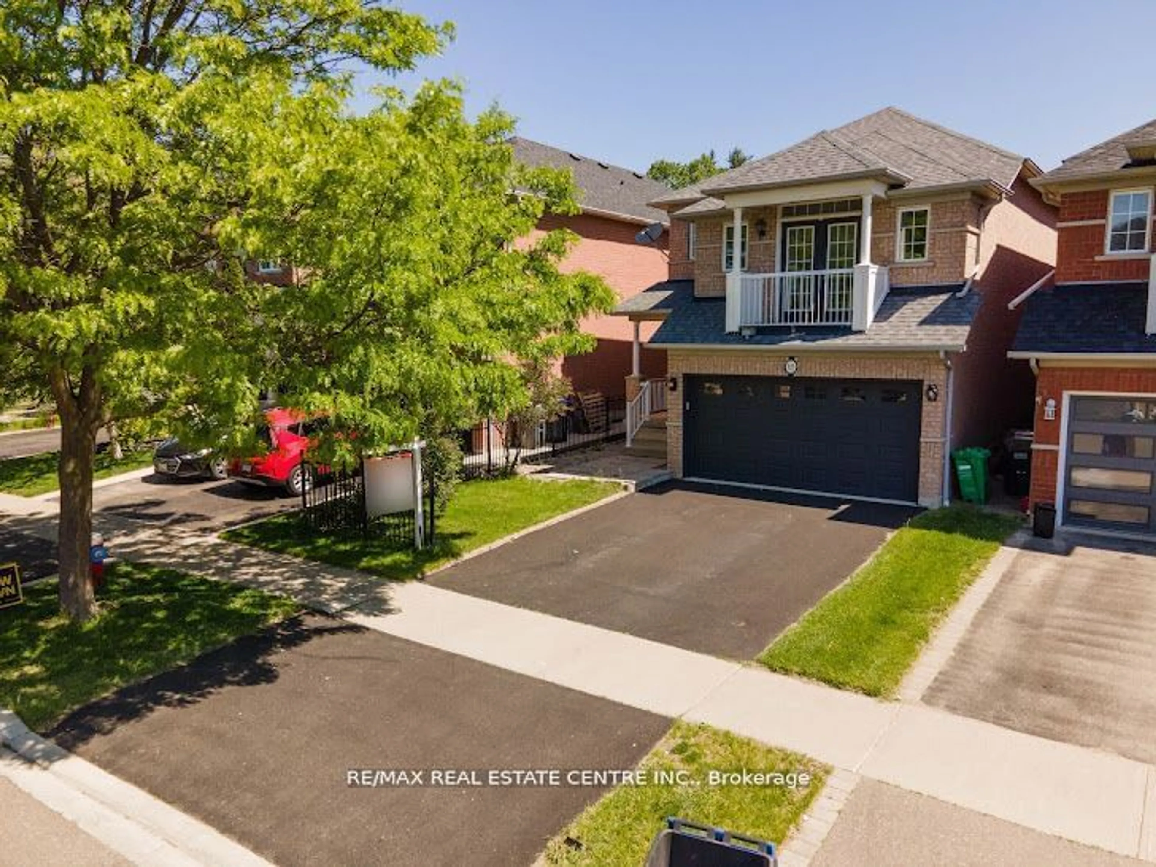 Frontside or backside of a home for 925 Knotty Pine Grve, Mississauga Ontario L5W 1J9