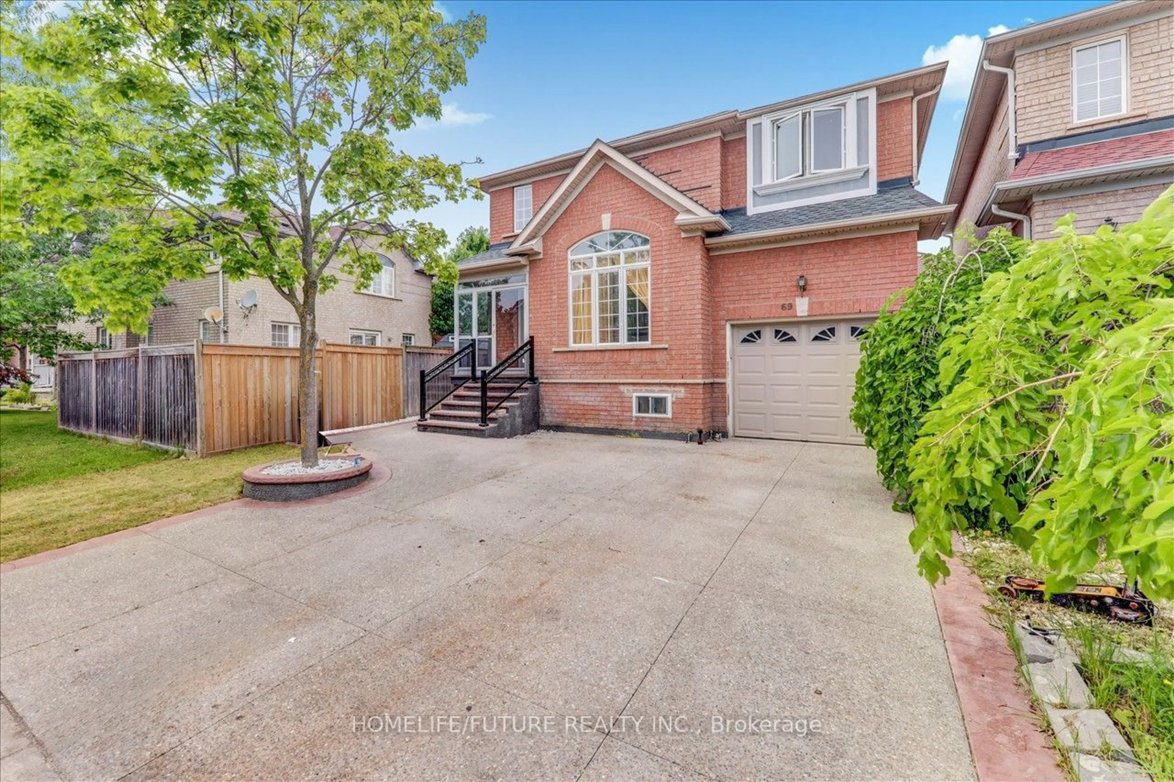 Frontside or backside of a home for 69 Heatherdale Dr, Brampton Ontario L7A 2H4