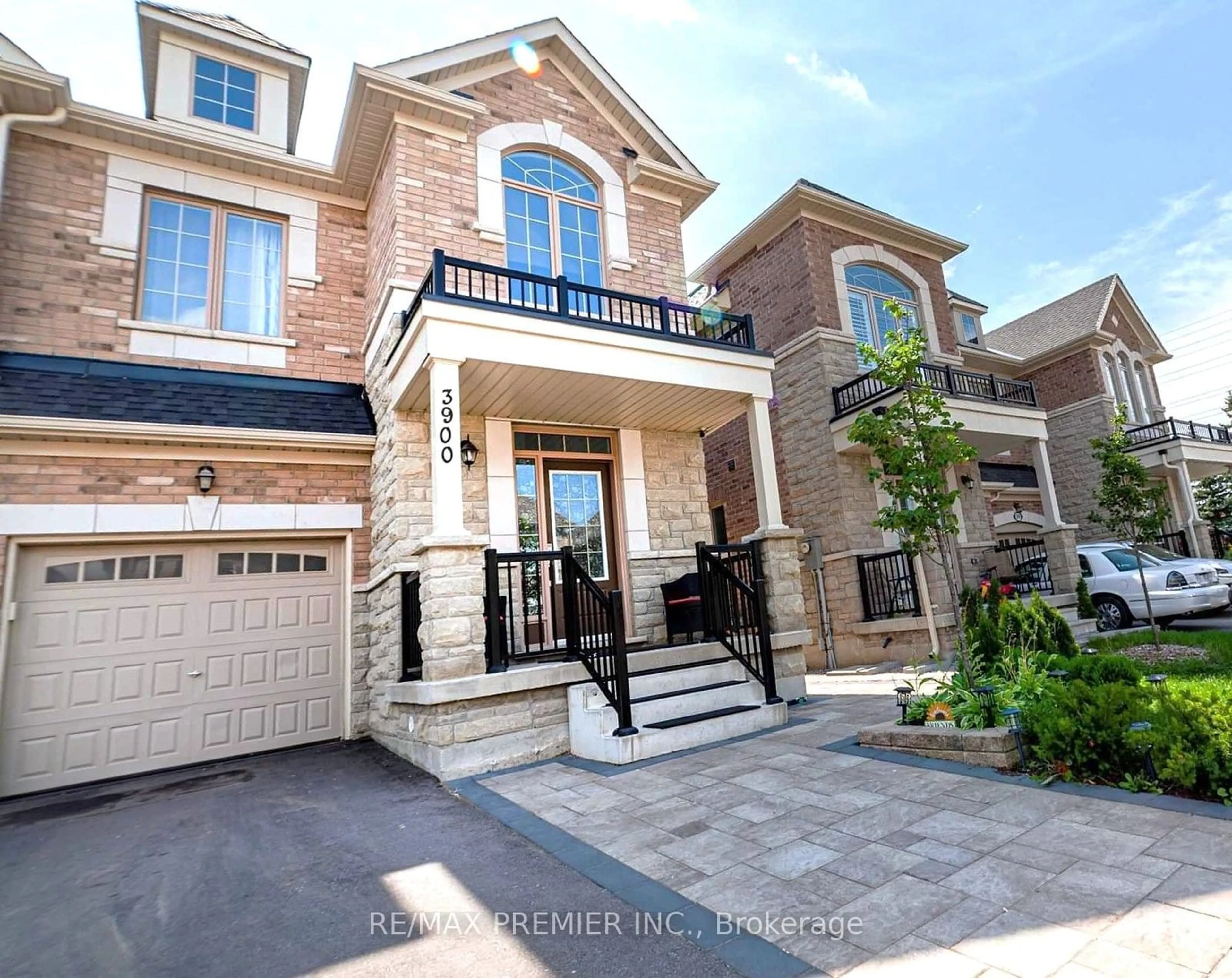 Home with brick exterior material for 3900 Arvona Pl, Mississauga Ontario L5M 0Y5