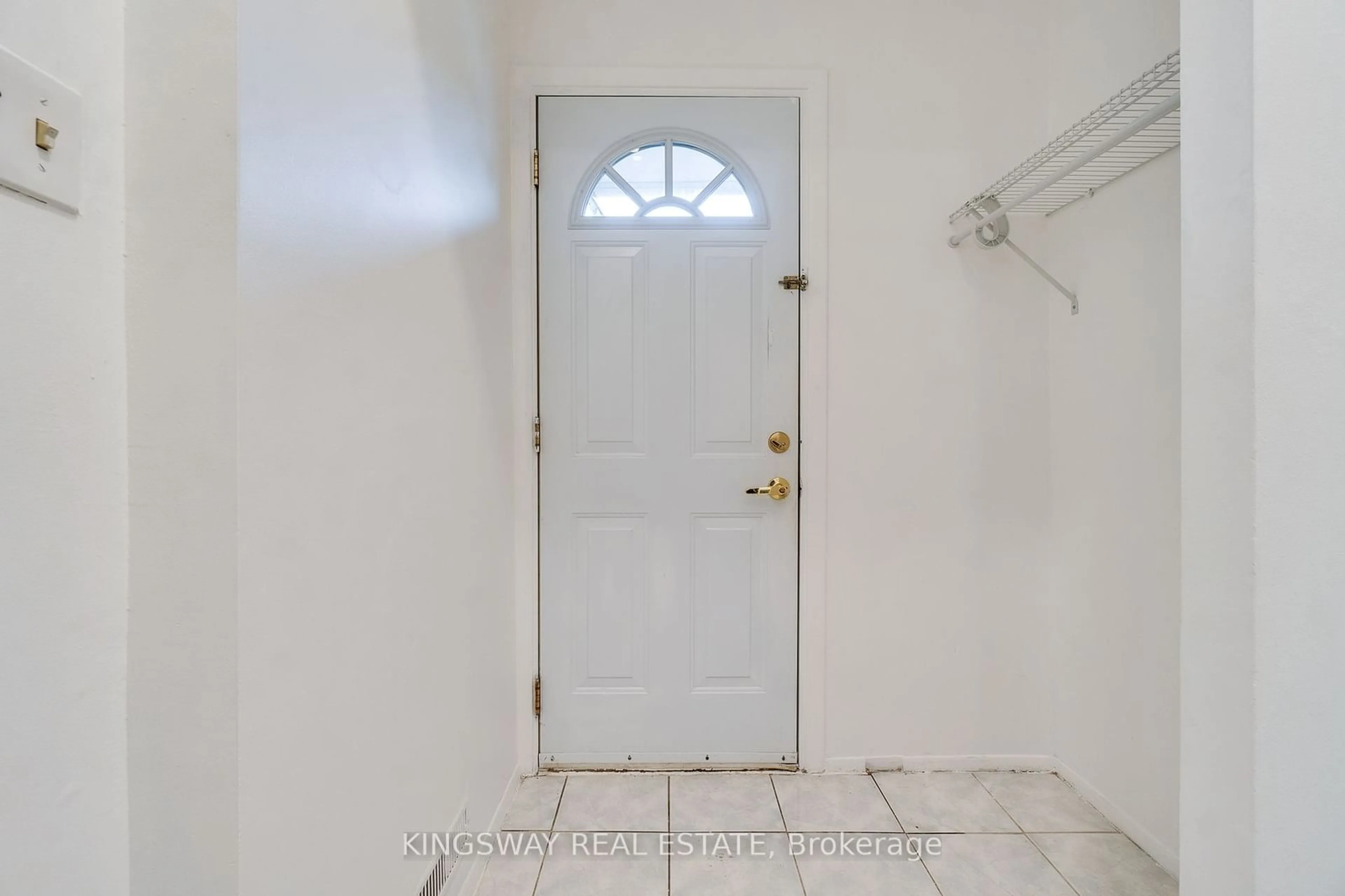 Indoor entryway for 1221 Dundix Rd ##120, Mississauga Ontario L4Y 3Y9