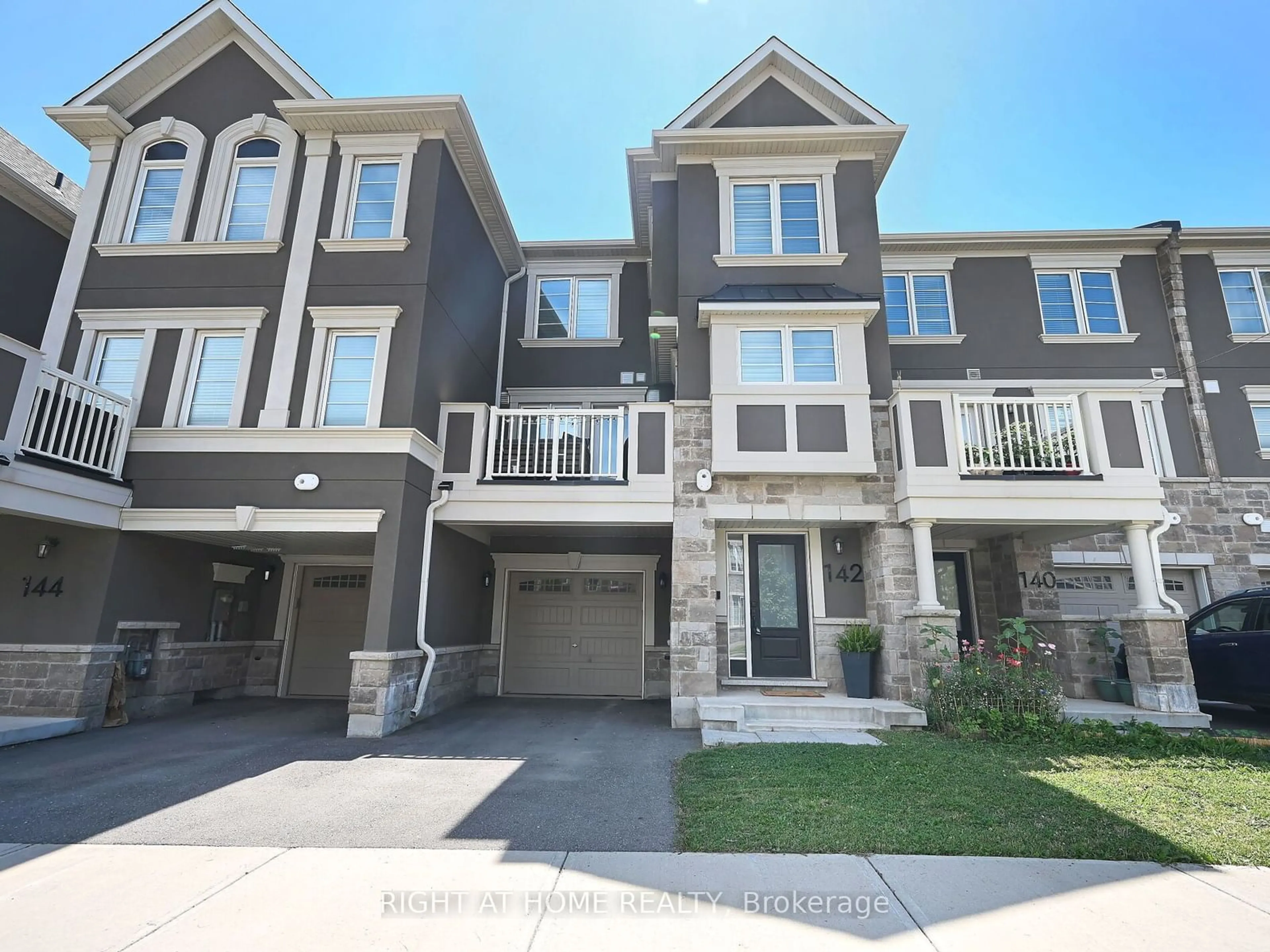 A pic from exterior of the house or condo for 142 Stork St, Oakville Ontario L6H 7B5