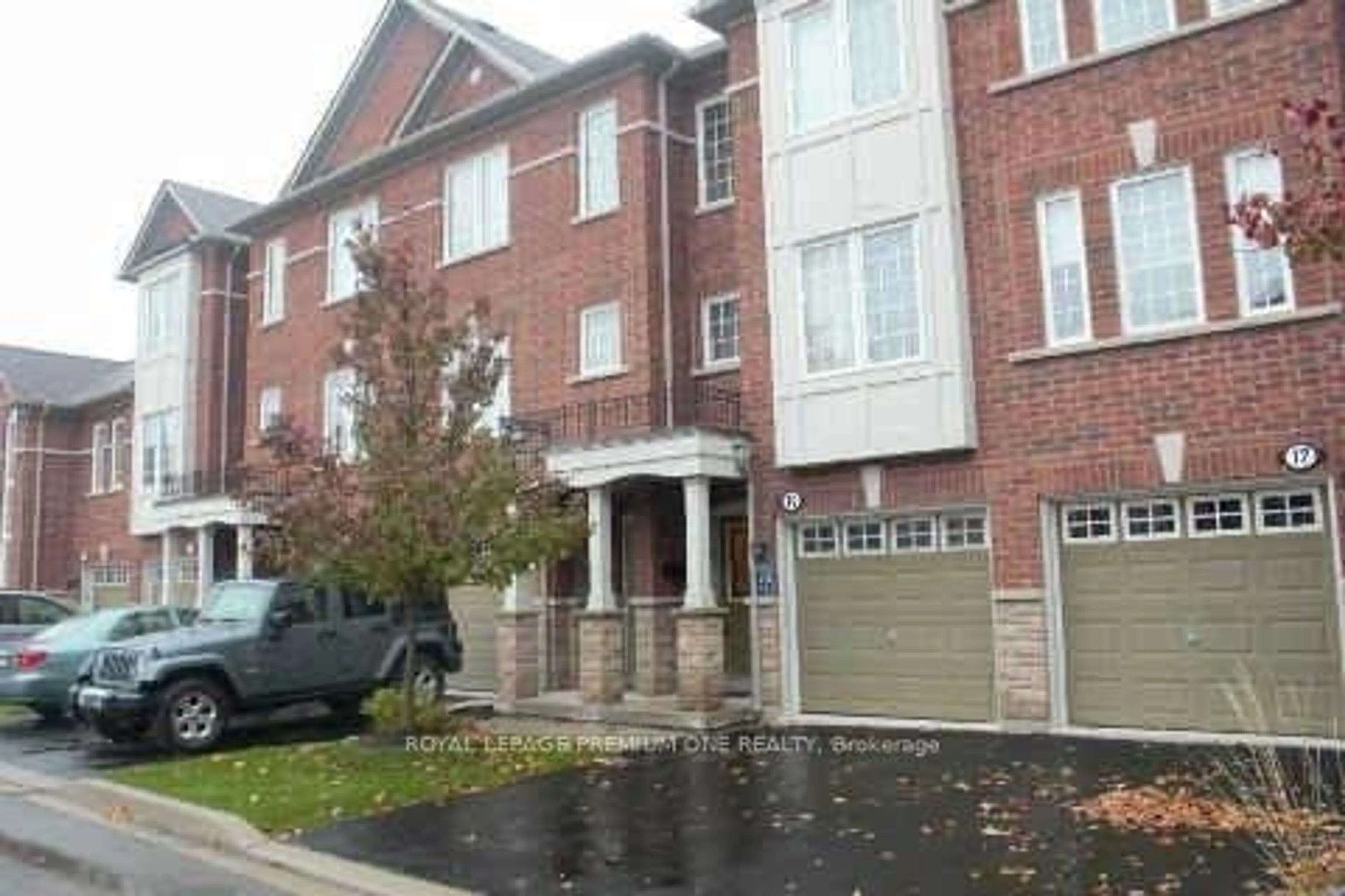 A pic from exterior of the house or condo for 10 Sand Wedge Lane, Brampton Ontario L6X 0H1