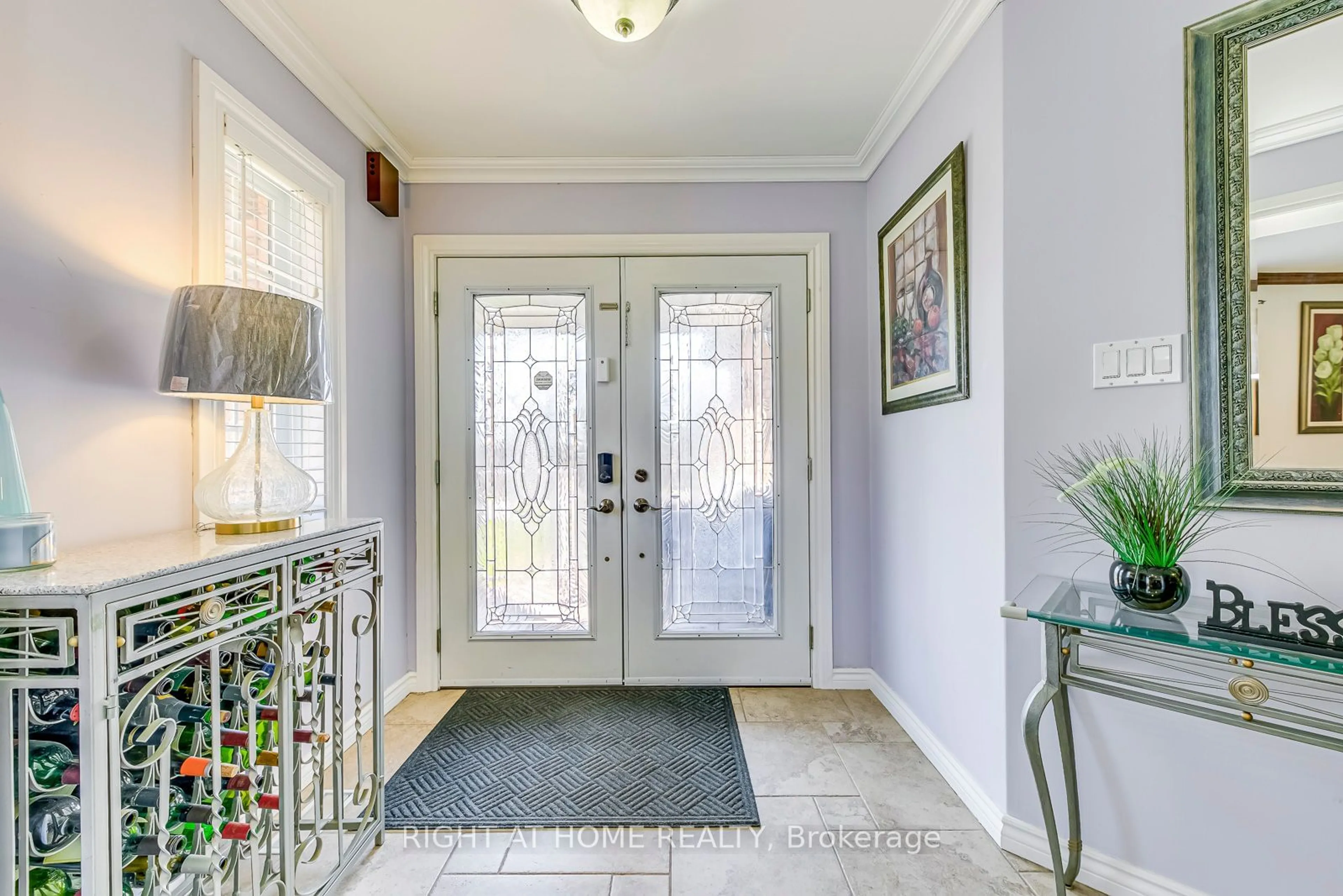 Indoor entryway for 149 Crescent St, Halton Hills Ontario L7J 2E1