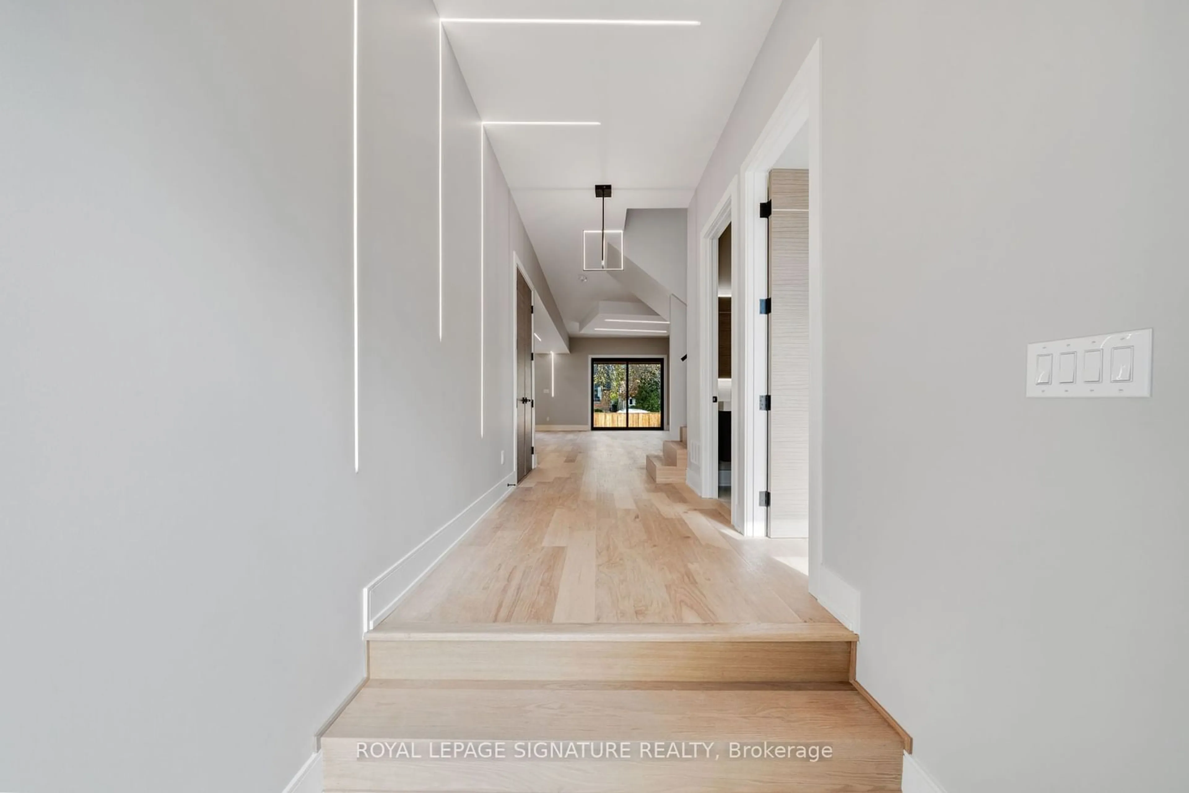 Indoor entryway for 16 Walsh Ave, Toronto Ontario M9M 1B6