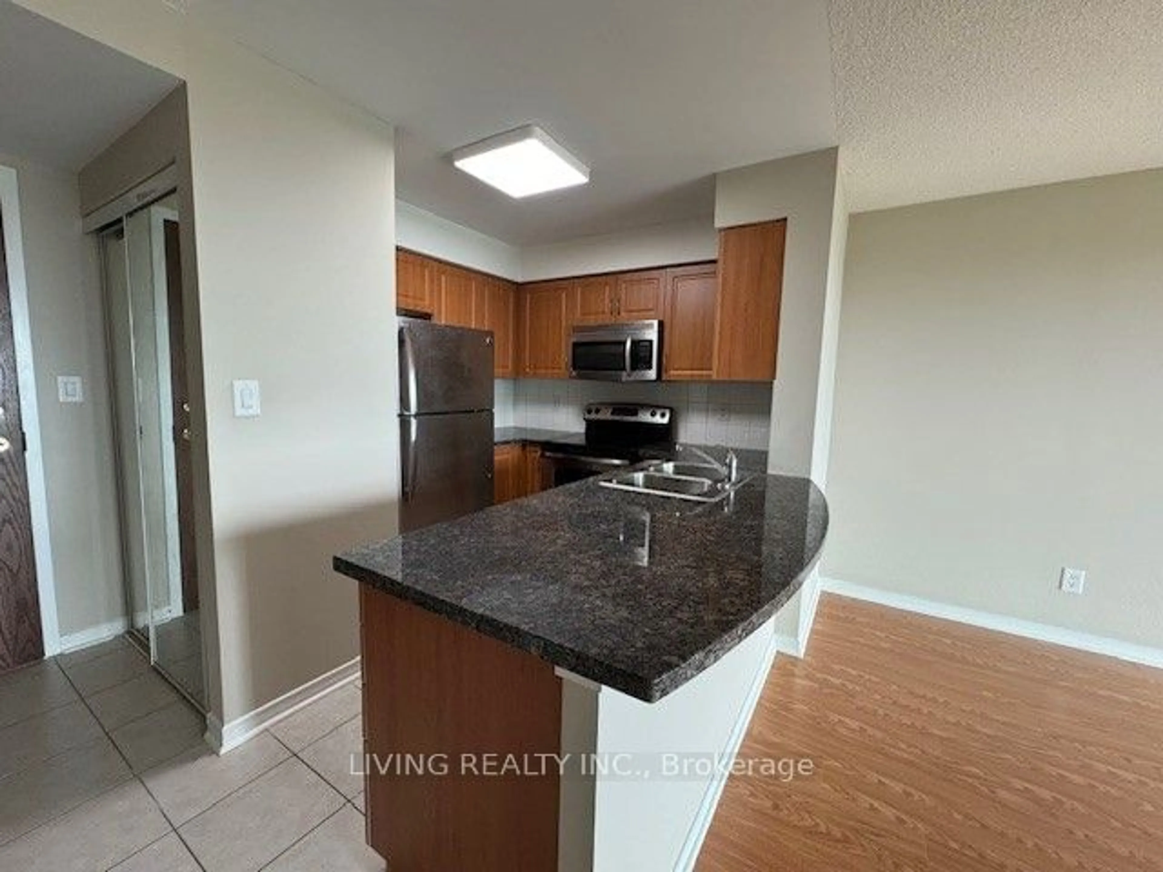 Standard kitchen for 4850 Glen Erin Dr #705, Mississauga Ontario L5M 7S1