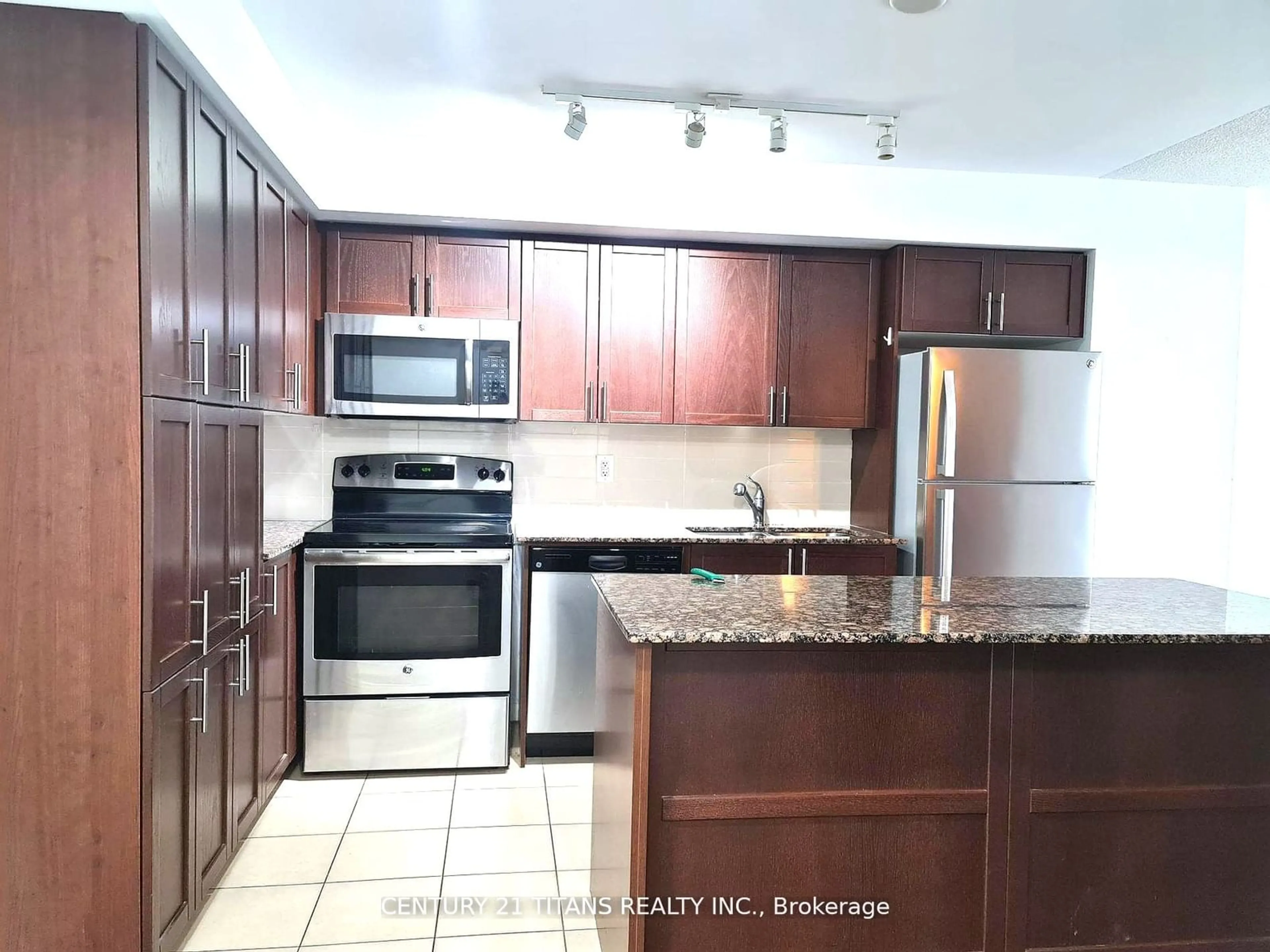 Standard kitchen for 830 Lawrence Ave #501, Toronto Ontario M6A 1C3