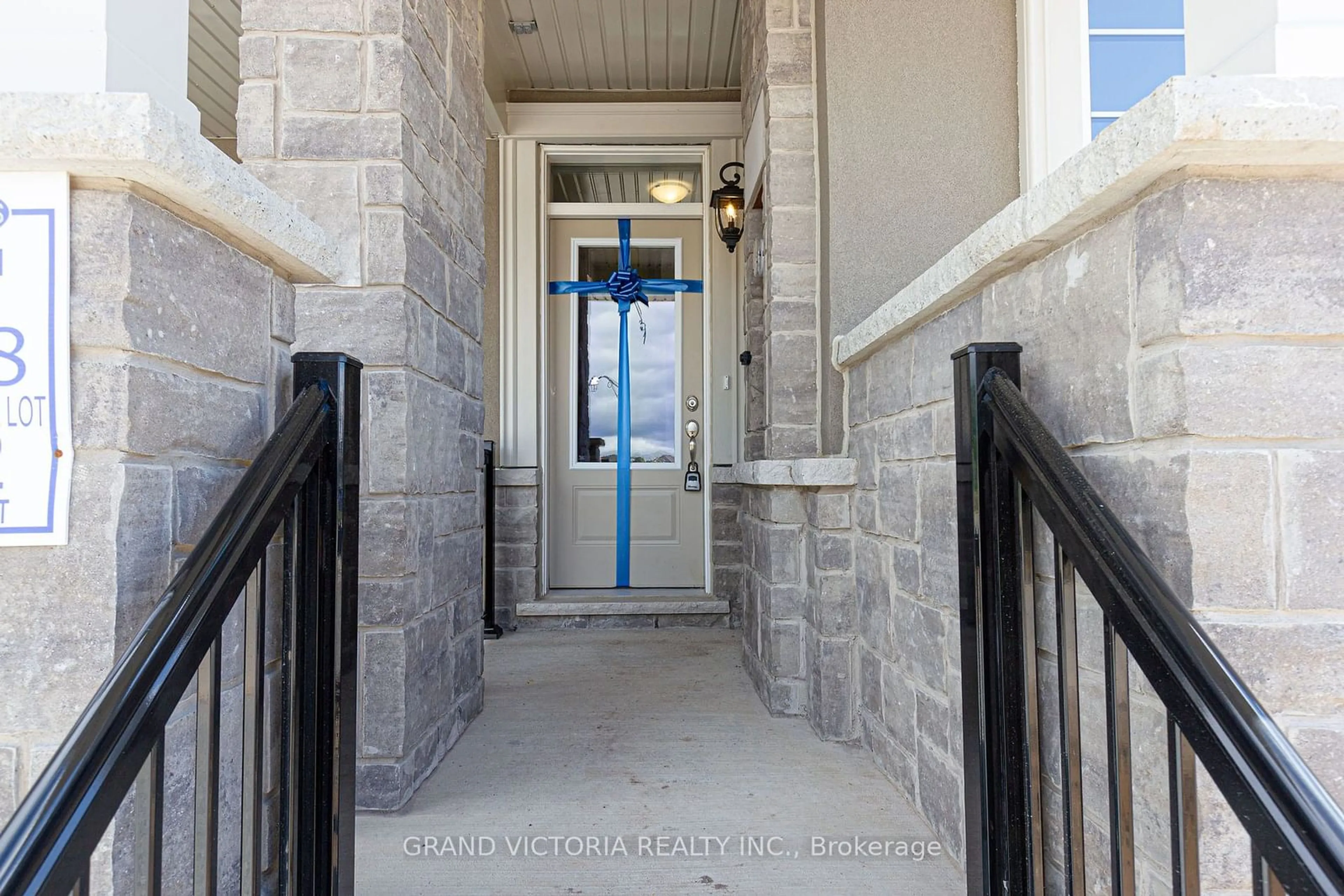 Indoor entryway for 1677 Sauble Crt, Milton Ontario L9E 1Y6