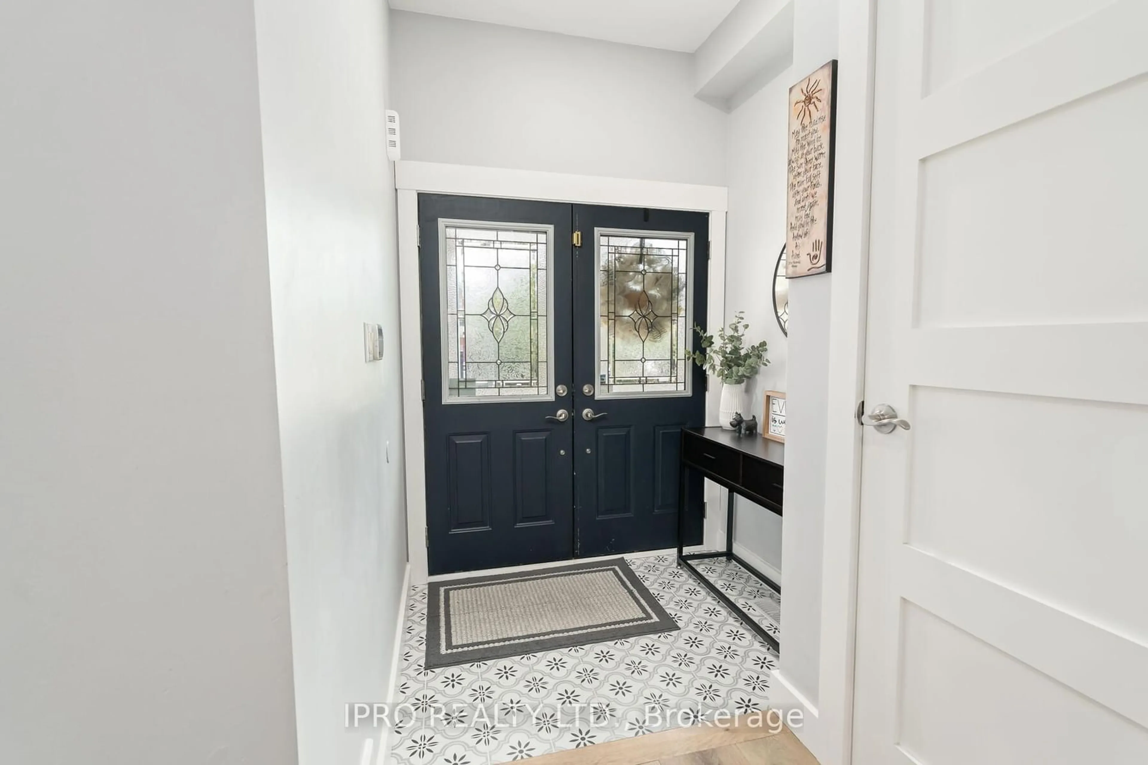 Indoor entryway for 48 Meadowlark Dr, Halton Hills Ontario L7G 6N5