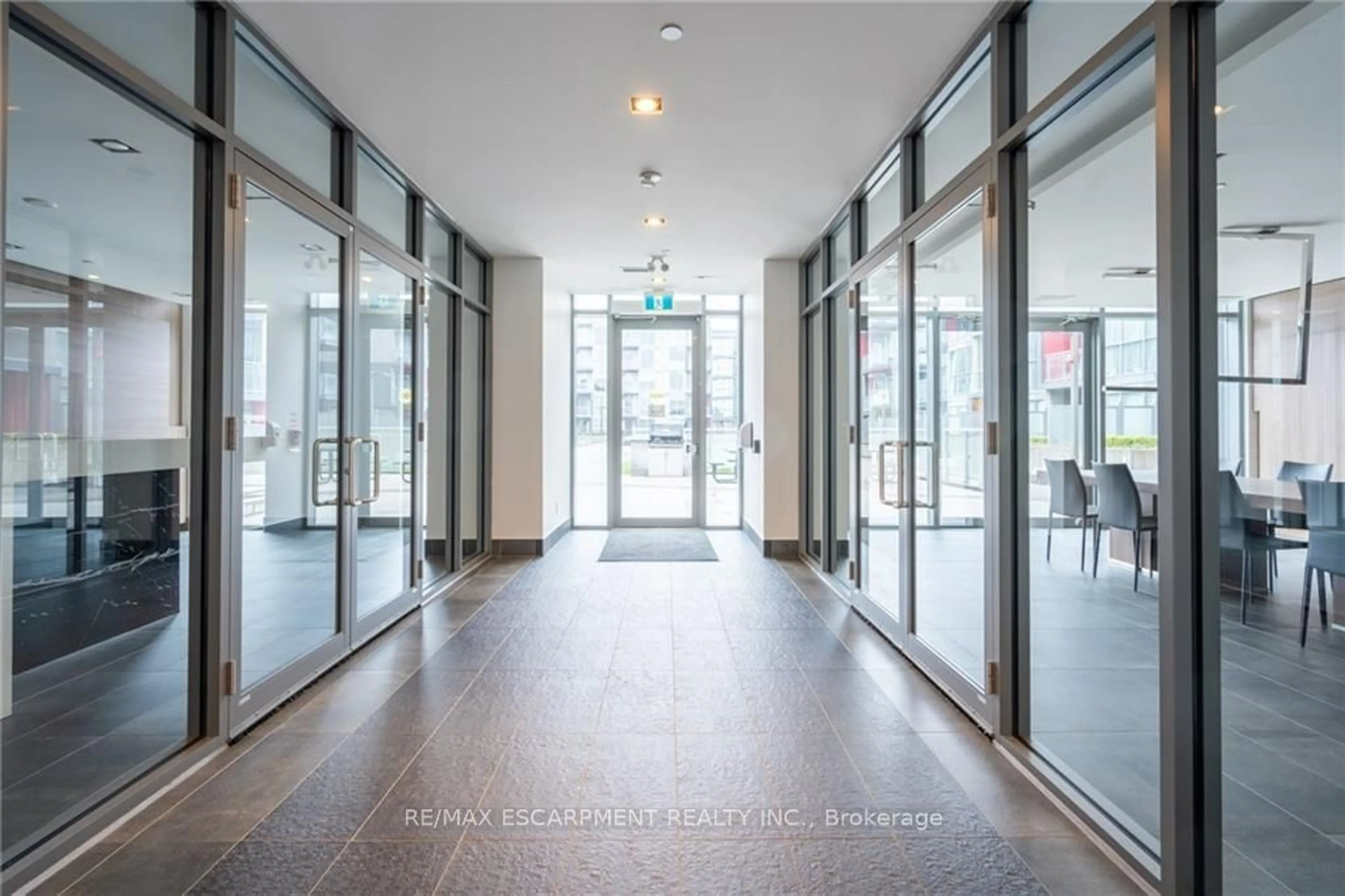 Indoor foyer for 5230 Dundas St #603A, Burlington Ontario L7L 0J5