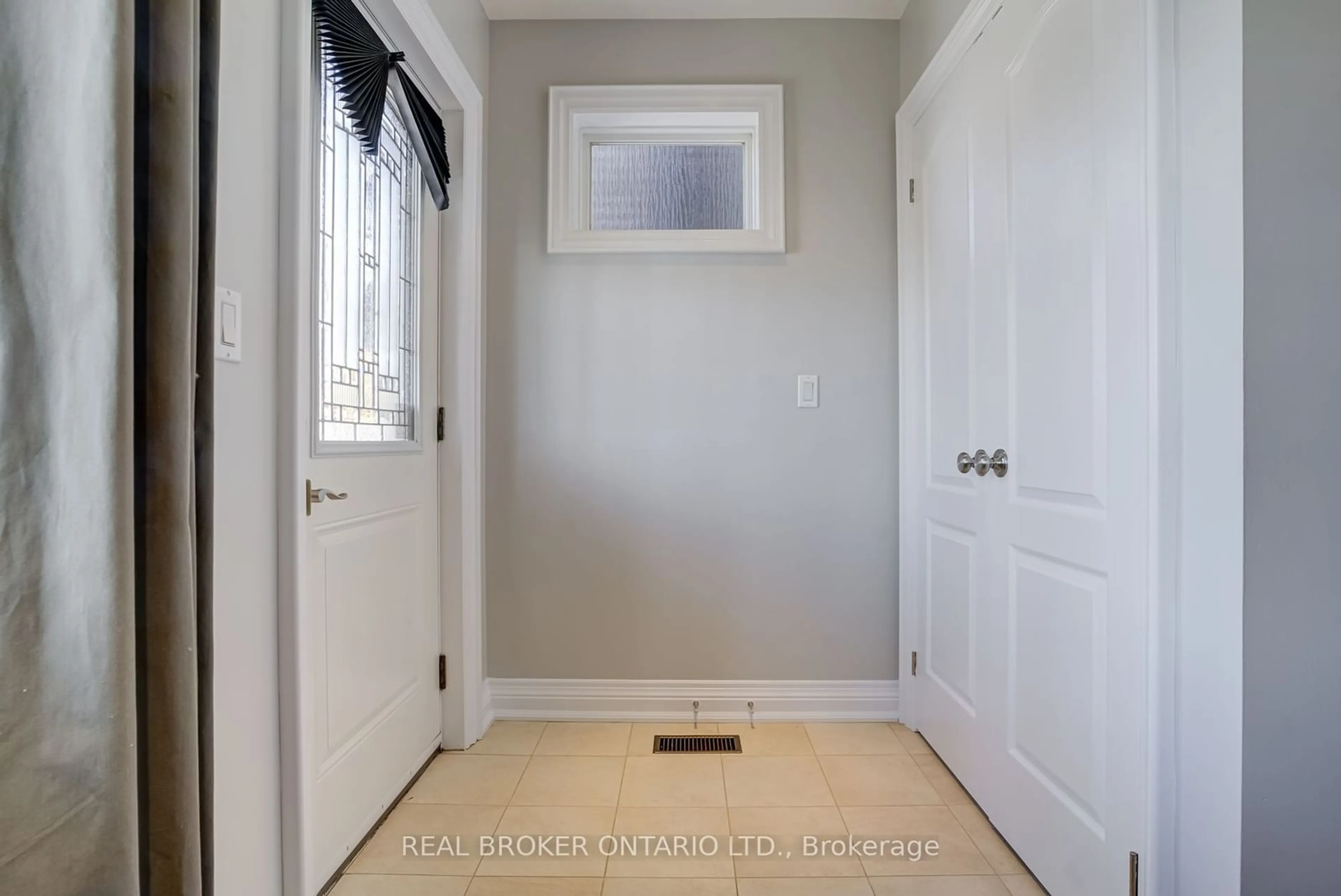 Indoor entryway for 165 Caledonia Rd, Toronto Ontario M6E 4S8