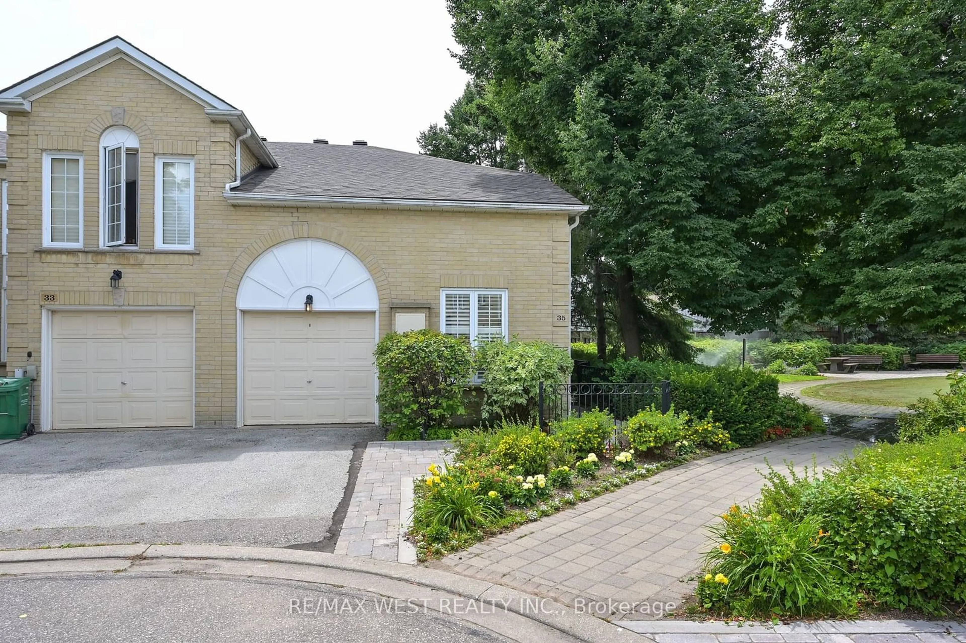 Frontside or backside of a home for 18 Hartnell Sq #35, Brampton Ontario L6S 5W8