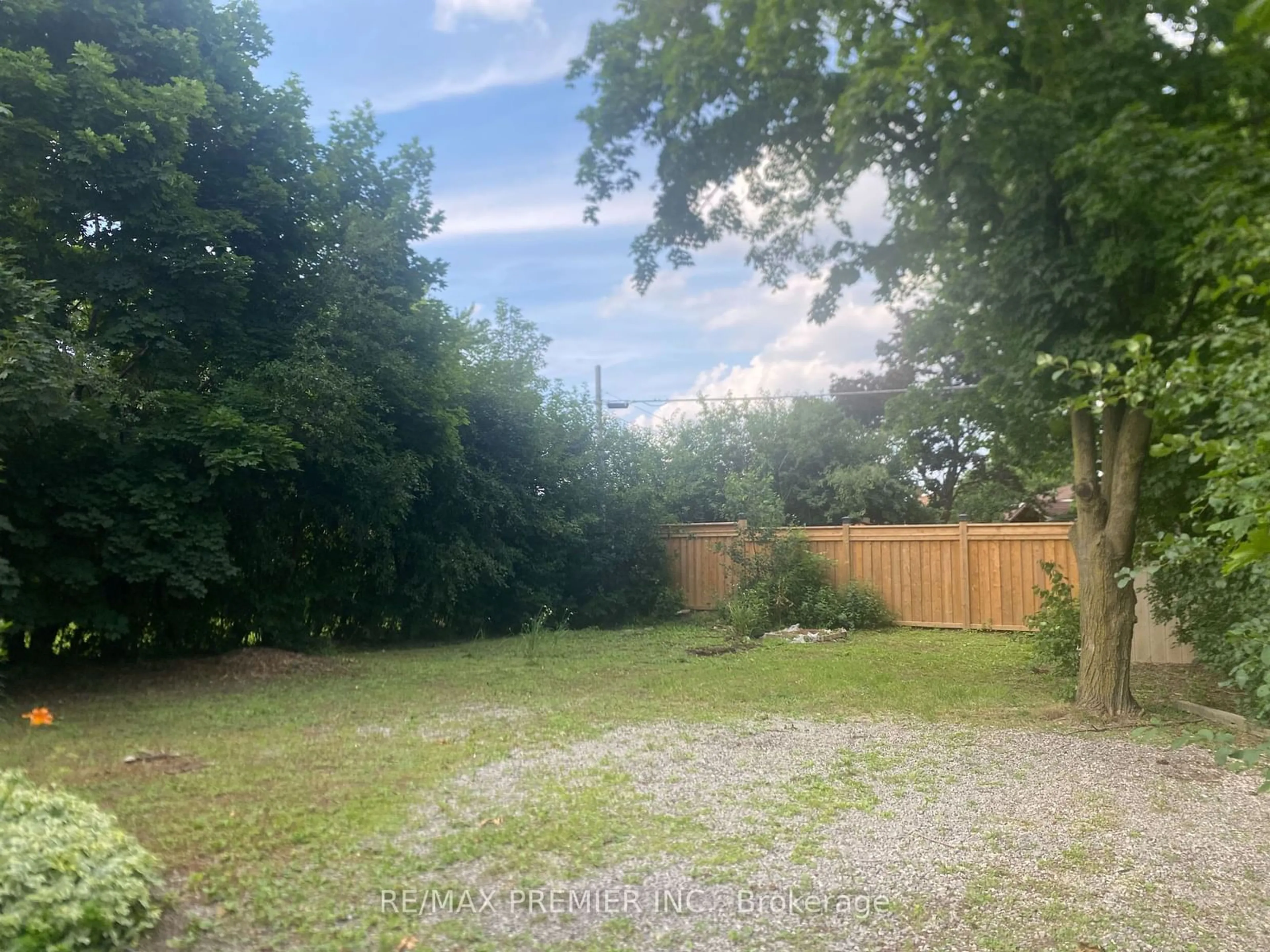 Fenced yard for 88 Post Rd, Brampton Ontario L6V 1X2