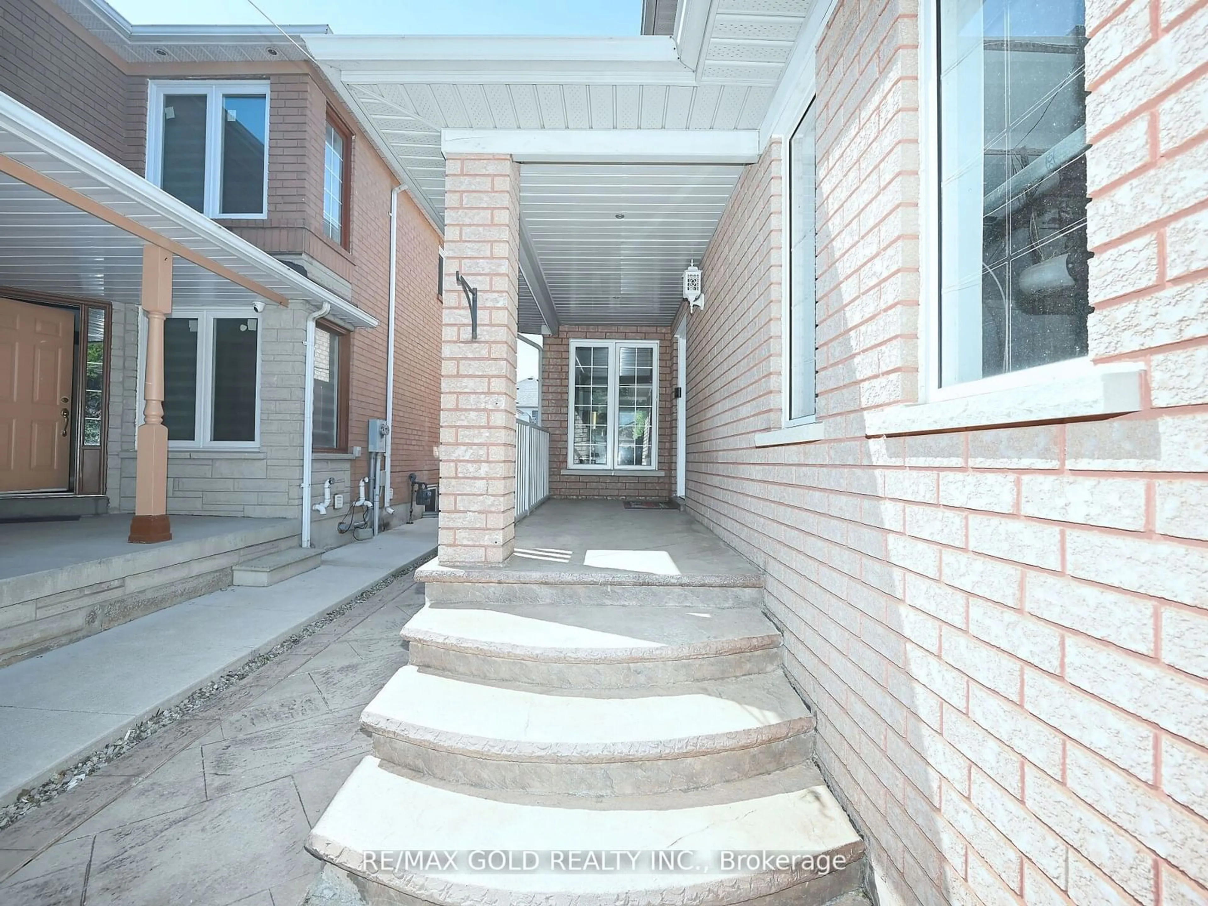 Home with brick exterior material for 6 Oatfield Rd, Brampton Ontario L6R 1W1
