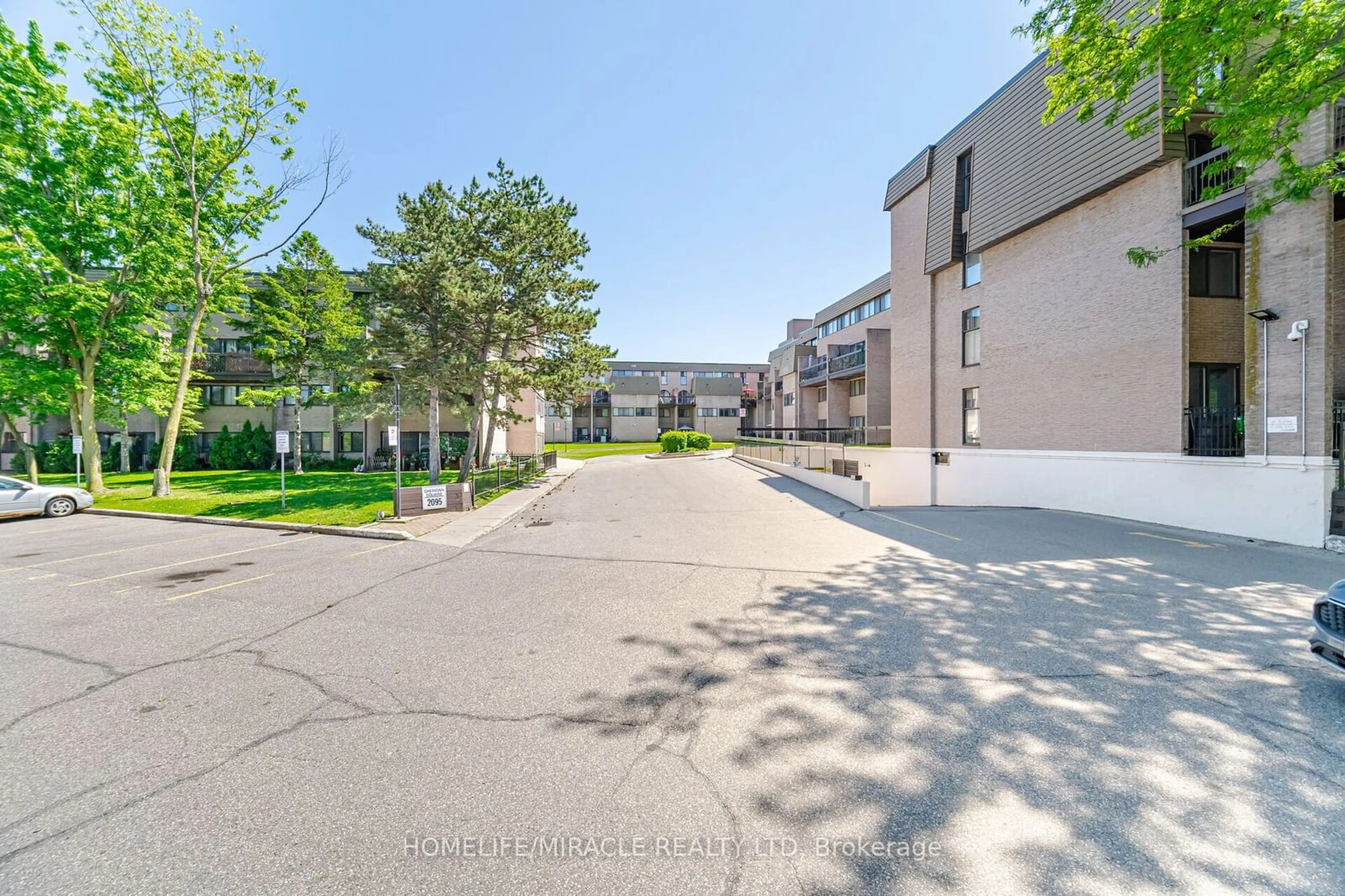 A pic from exterior of the house or condo for 2095 Roche Crt #267, Mississauga Ontario L5K 2C8