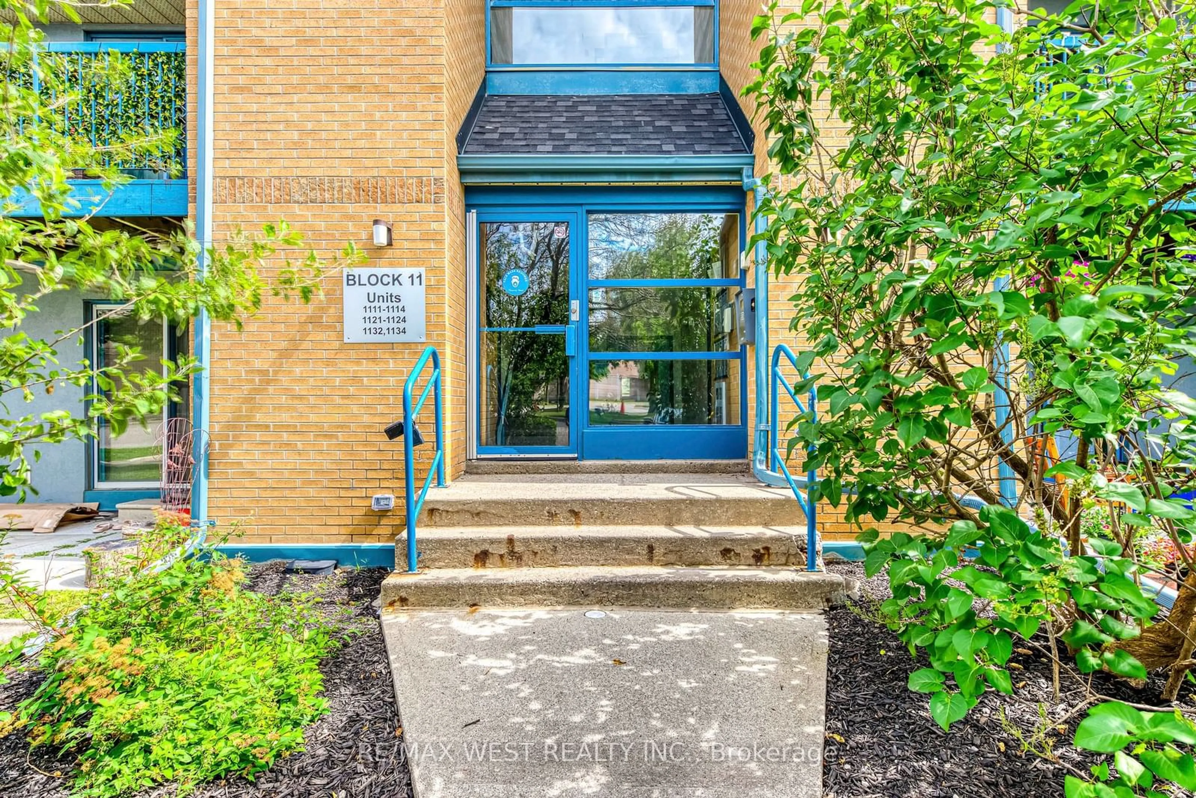 Indoor foyer for 95 Trailwood Dr #1114, Mississauga Ontario L4Z 3L2