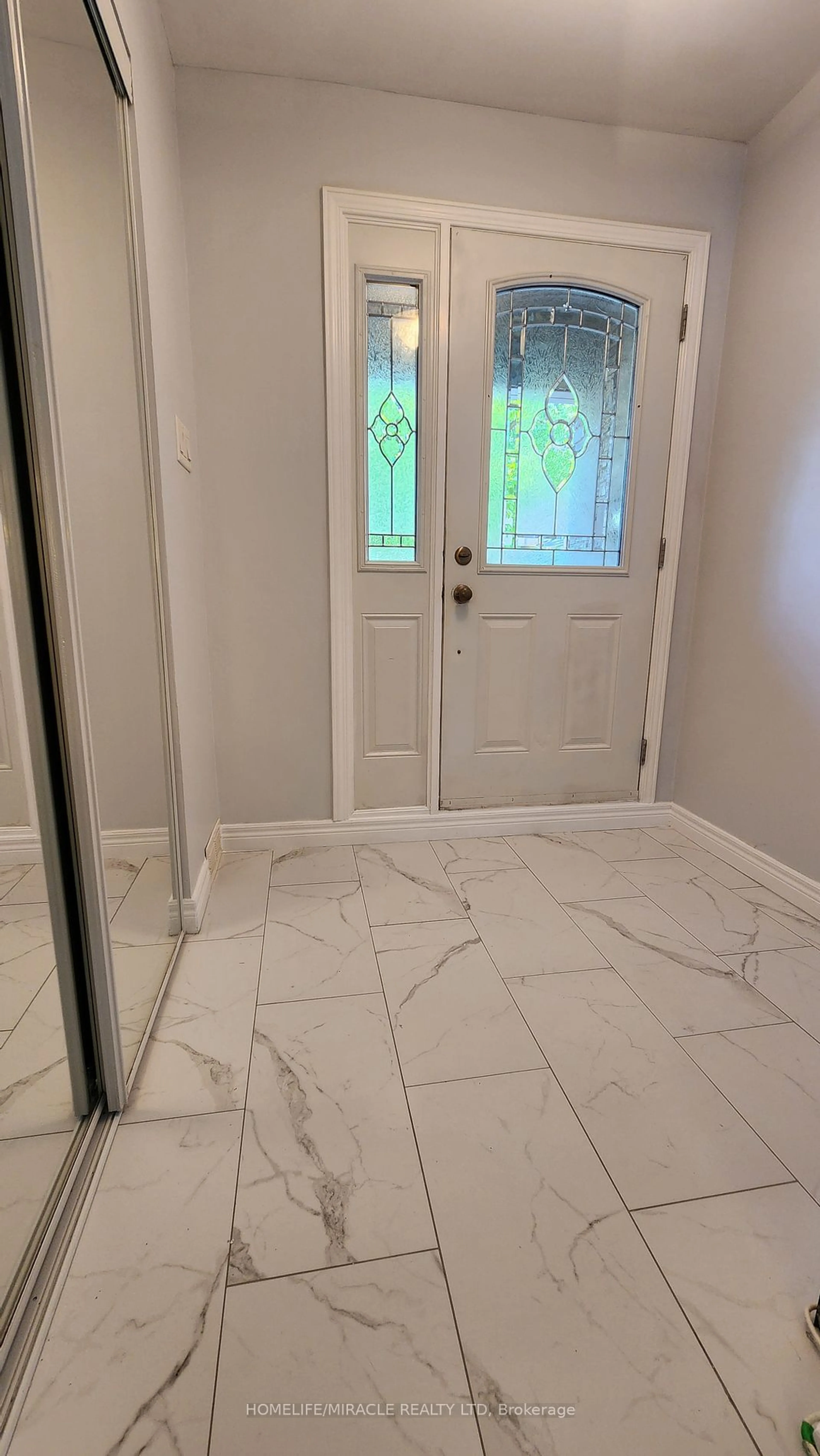 Indoor entryway for 405 Hyacinthe Blvd #90, Mississauga Ontario L5A 3N1