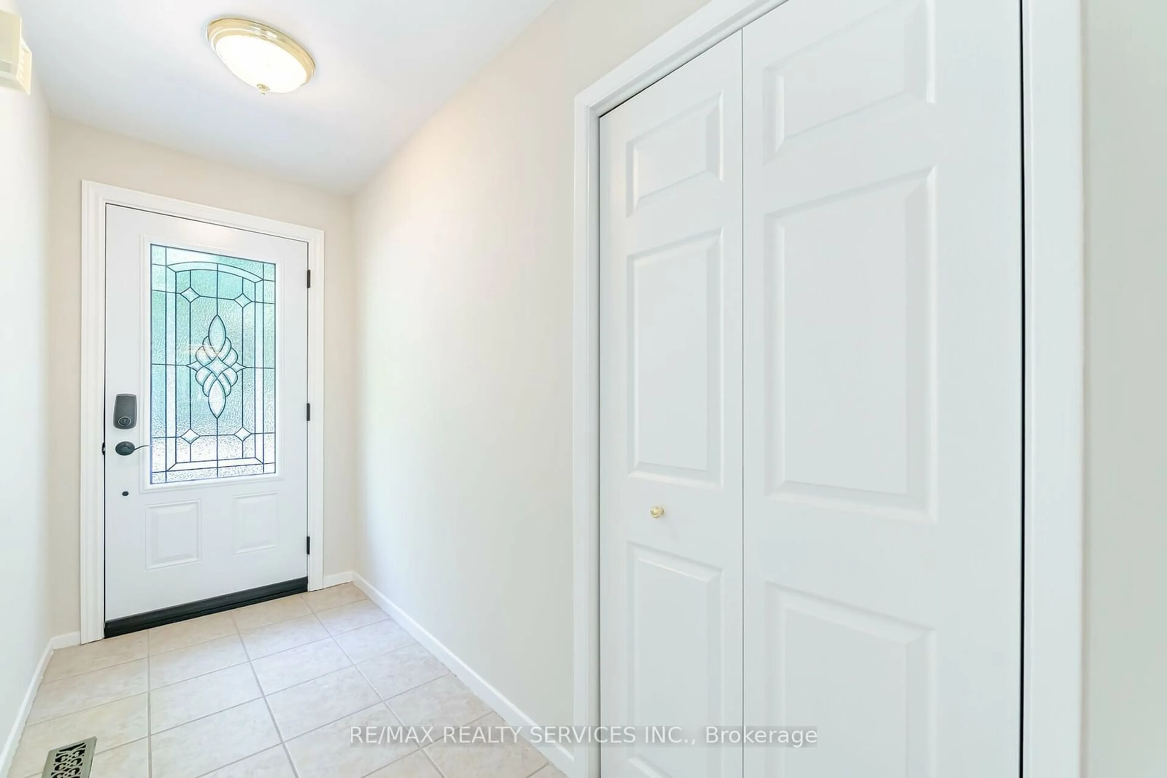 Indoor entryway for 31 Rosefield Dr, Halton Hills Ontario L7G 4R4