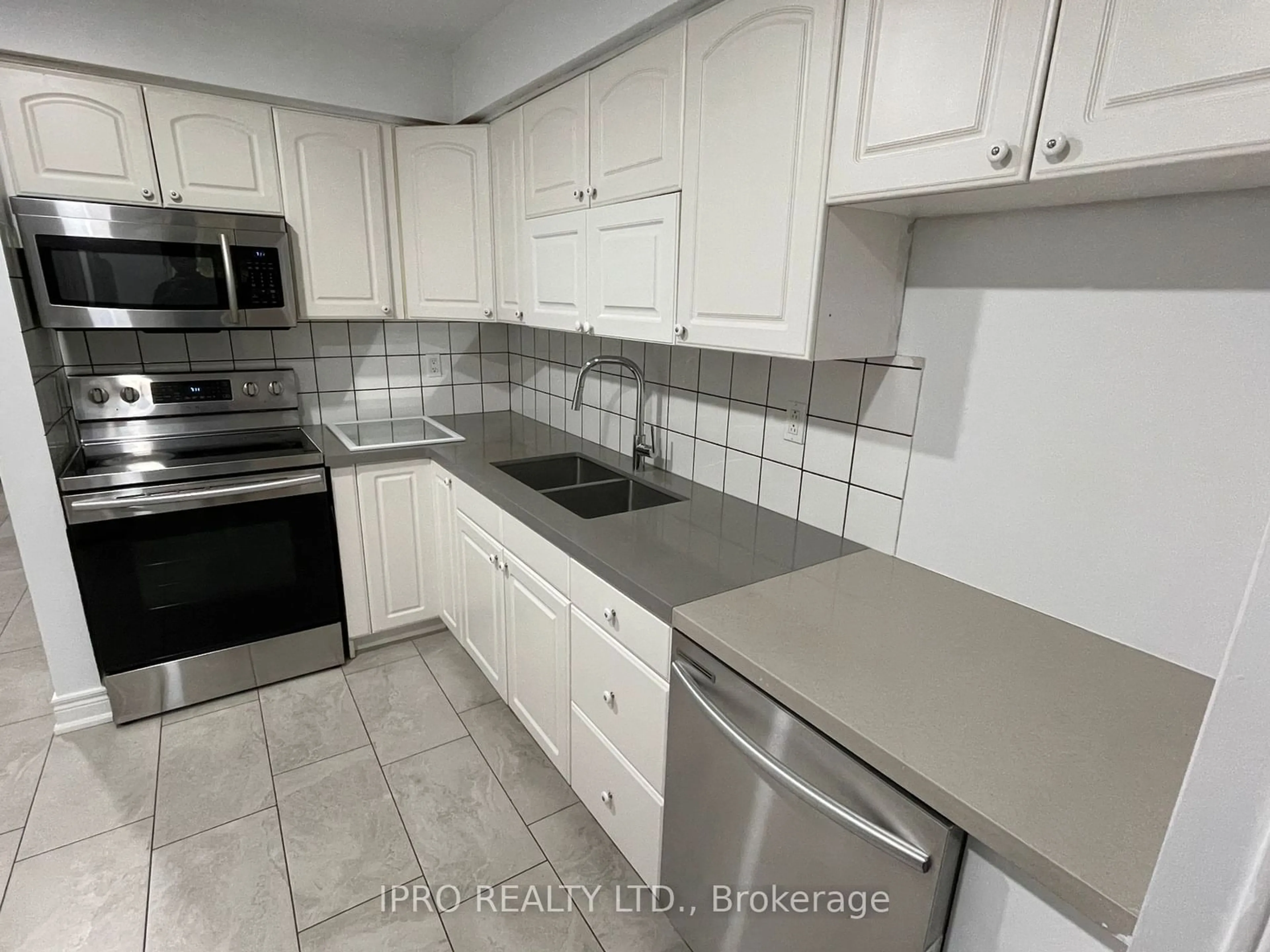 Standard kitchen for 41 Mississauga Vly Blvd #35, Mississauga Ontario L5A 3N5