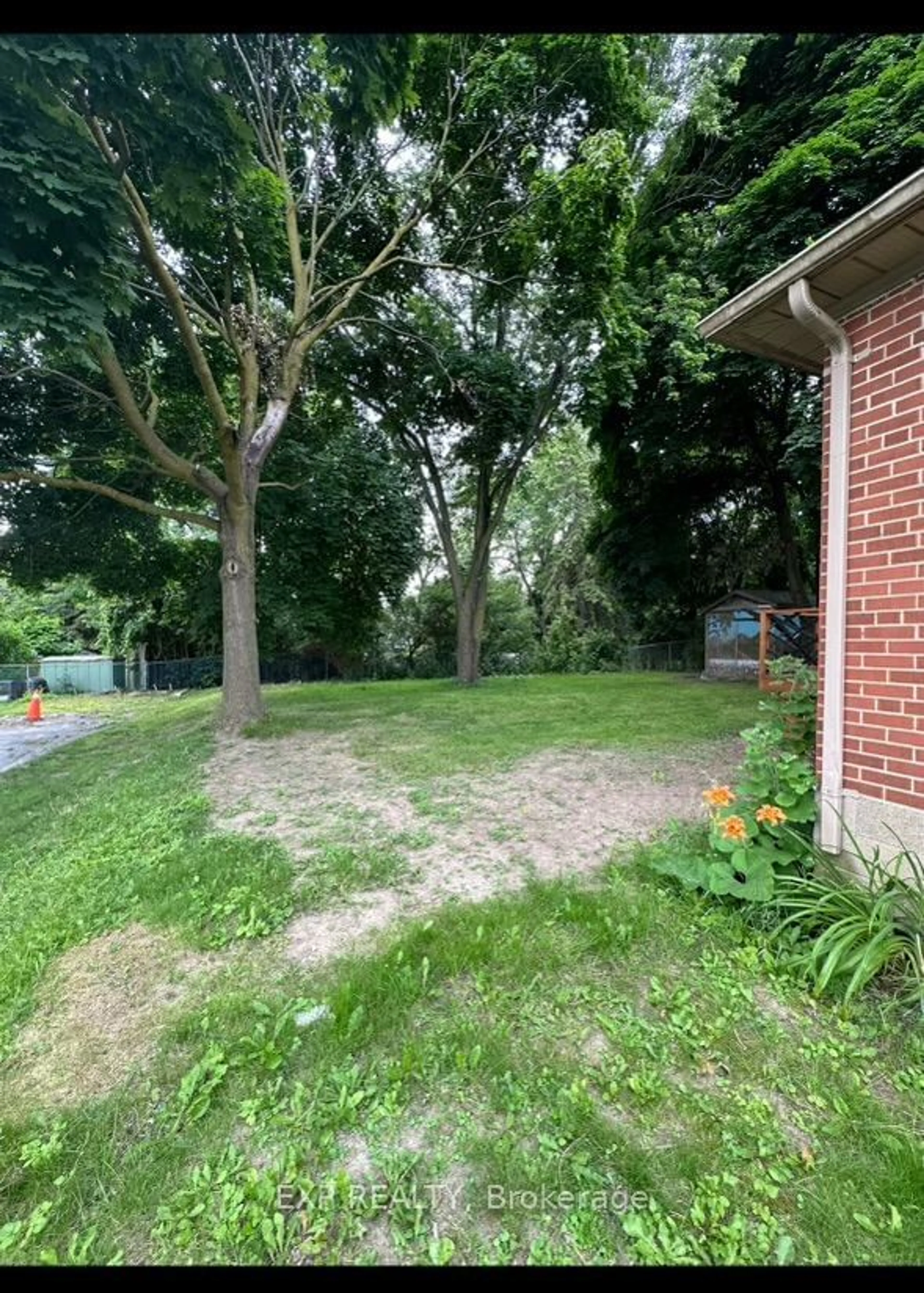 A pic from outside/outdoor area/front of a property/back of a property/a pic from drone, unknown for 73 Thomas St, Mississauga Ontario L5M 1Y6