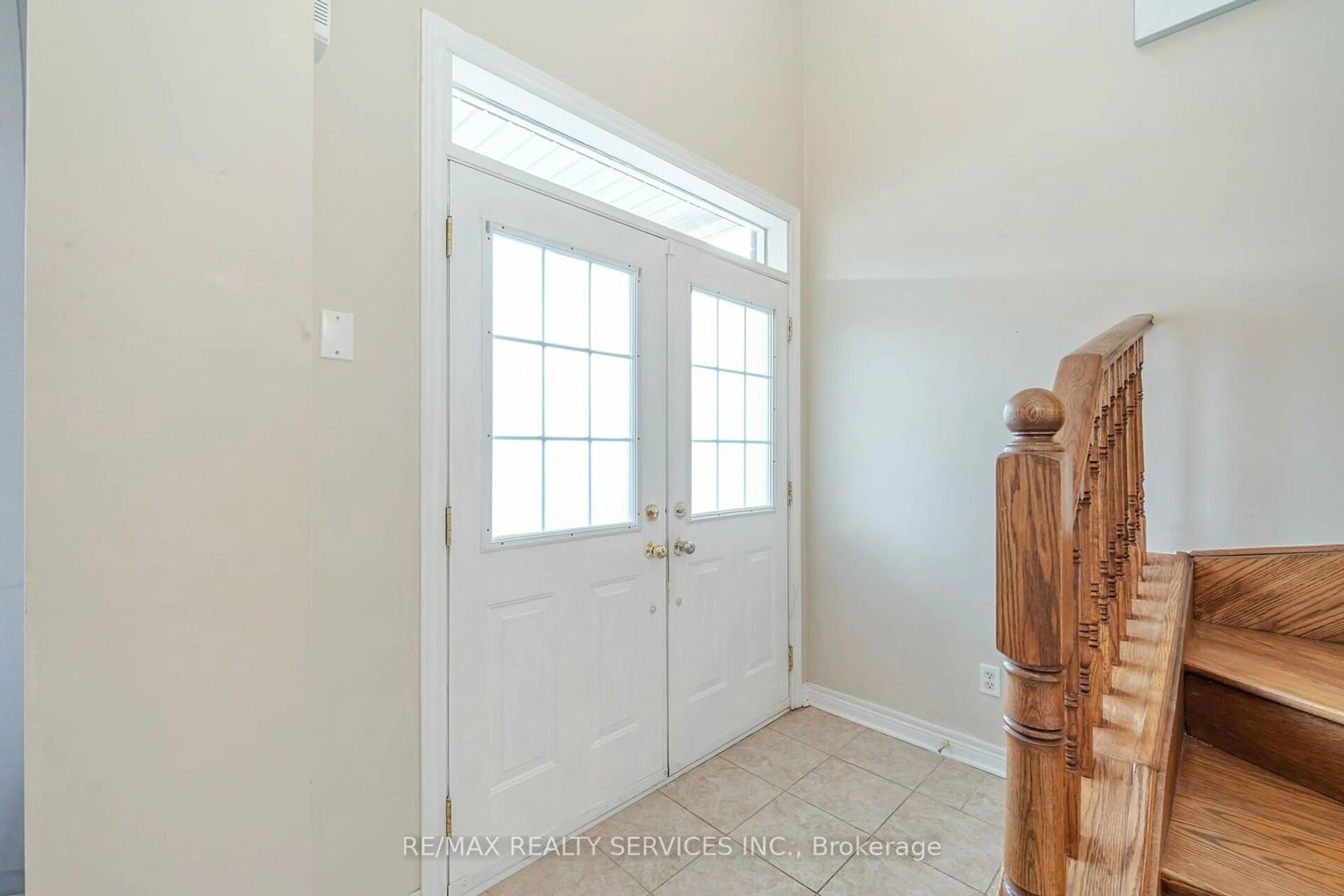 Indoor entryway for 108 Walker Rd, Caledon Ontario L7C 3M4