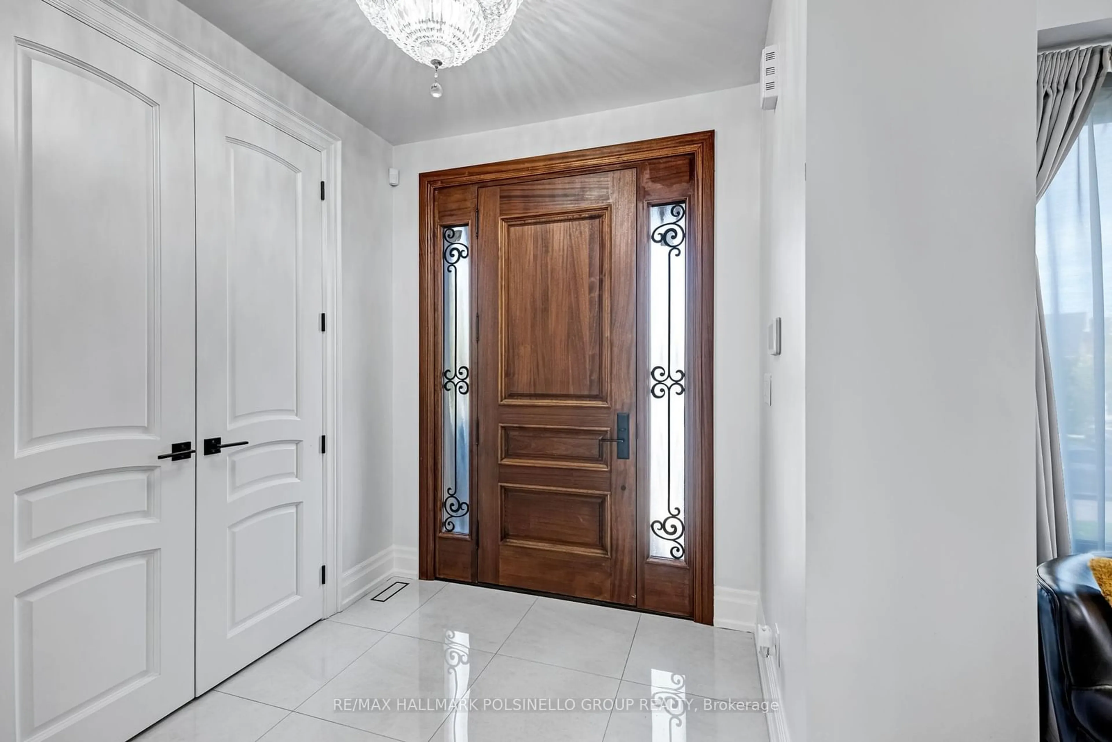 Indoor entryway for 60 North Riverdale Dr, Caledon Ontario L7C 3K3