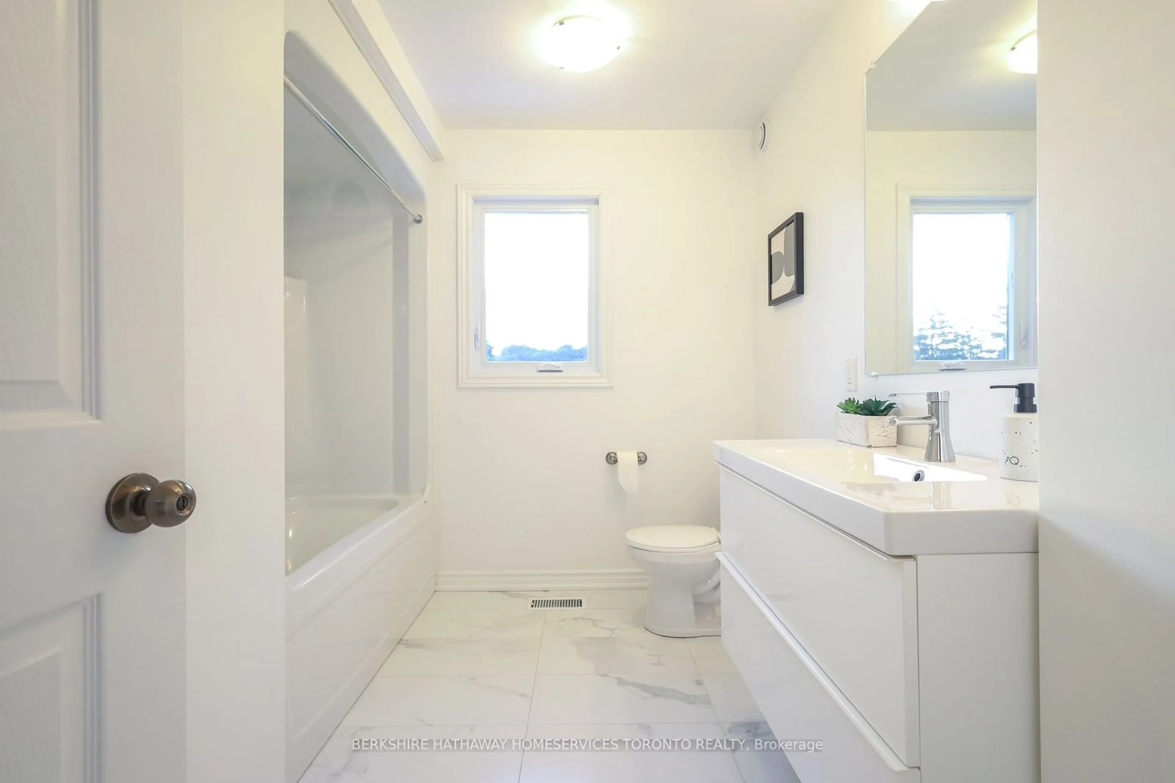 Standard bathroom for 231 Victoria St, Caledon Ontario L7E 3H5