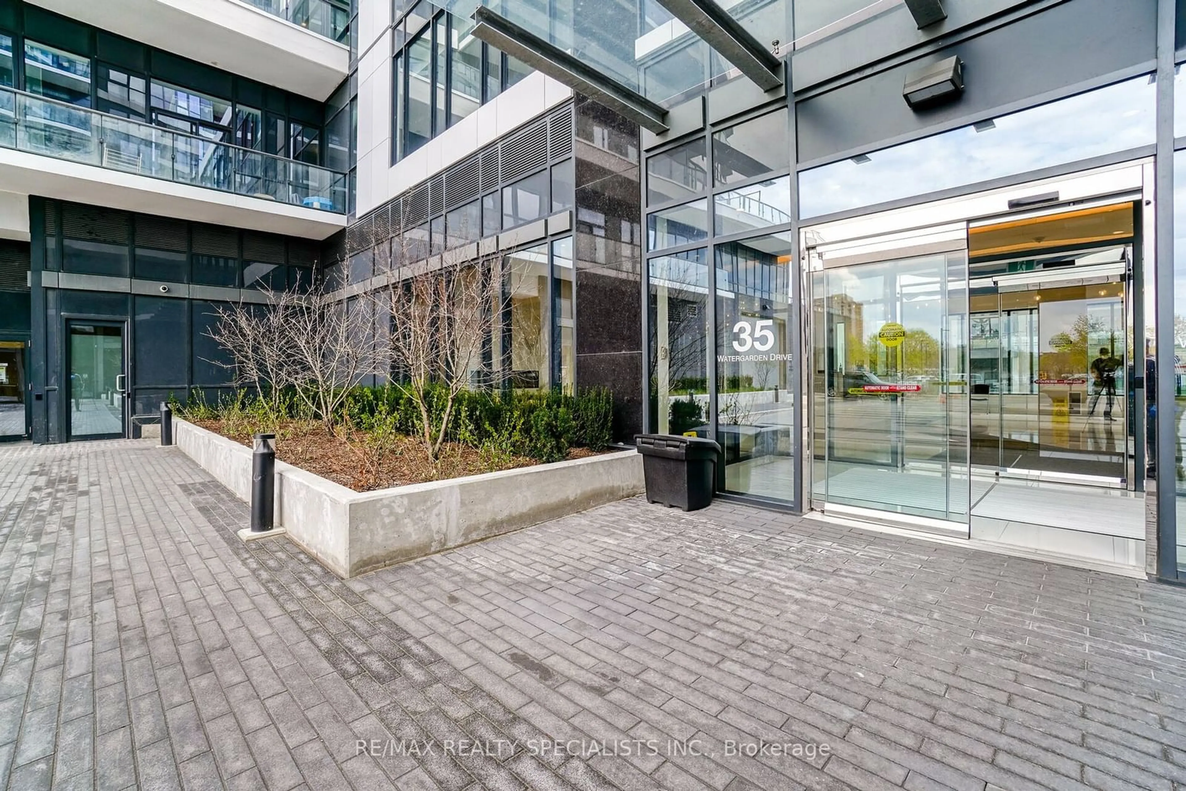 Indoor foyer for 35 Watergarden Dr #2415, Mississauga Ontario L5R 0G8