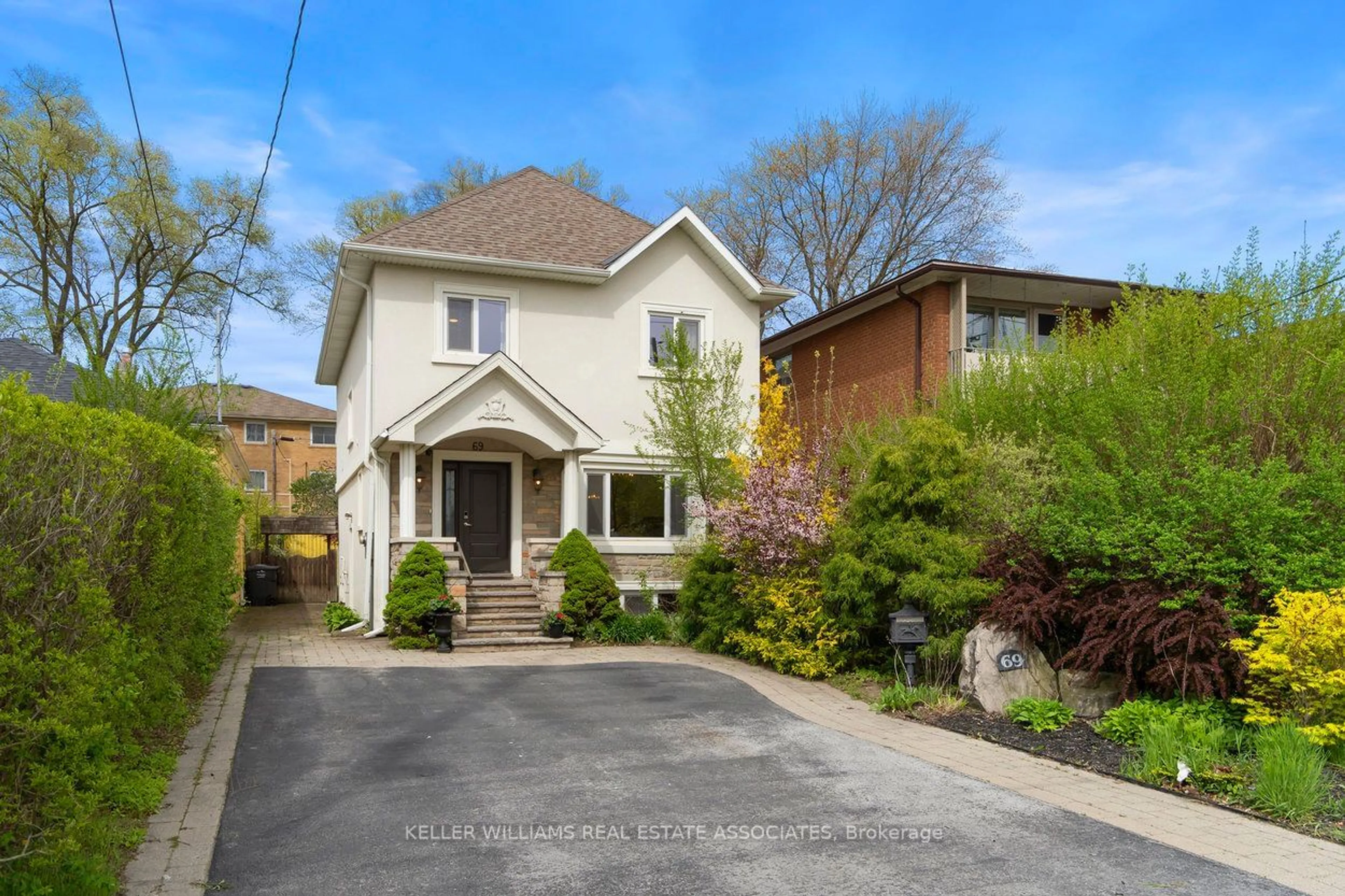 Frontside or backside of a home for 69 Mississauga Rd, Mississauga Ontario L5H 2H9