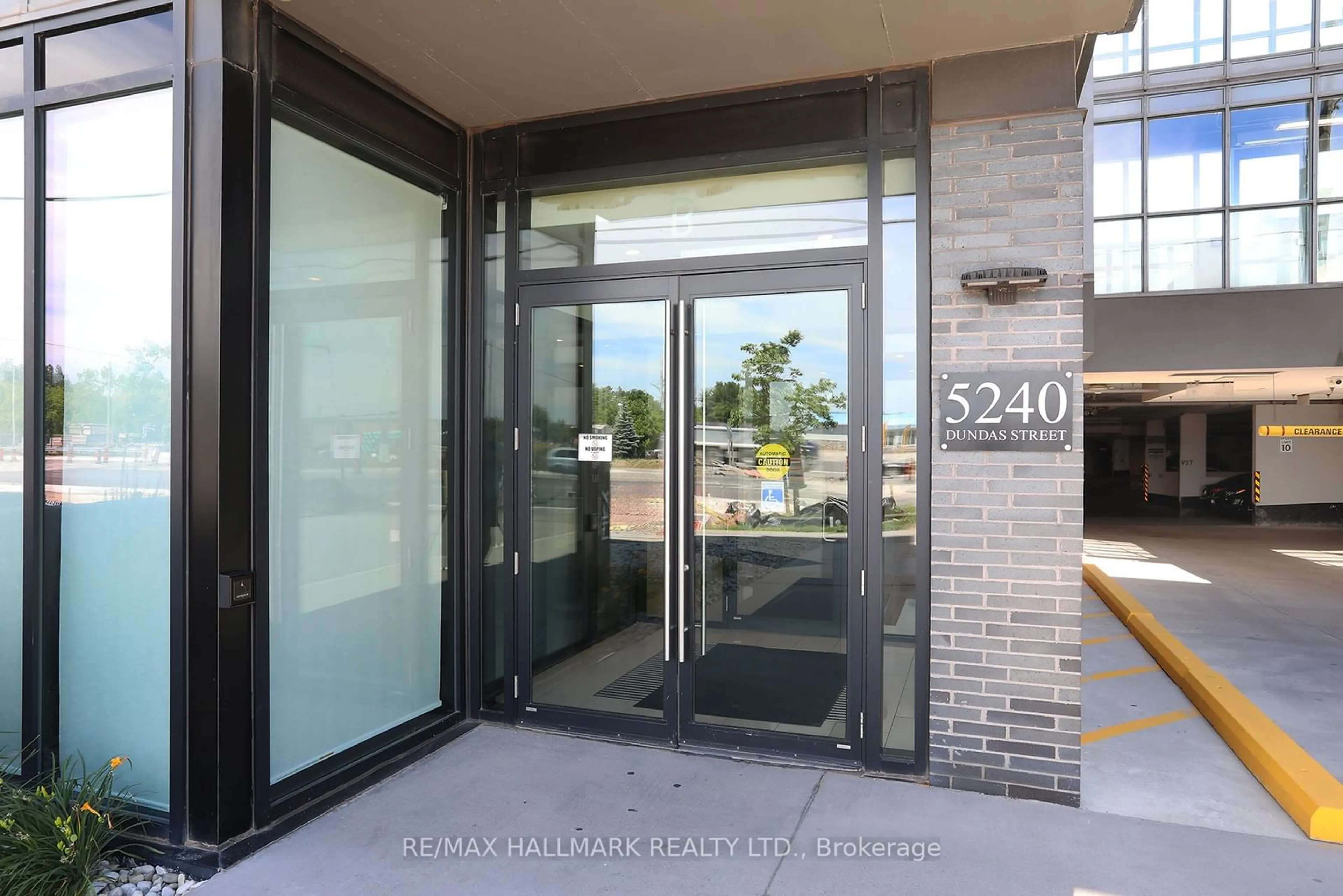Indoor entryway for 5240 Dundas St #B504, Burlington Ontario L7L 0J6