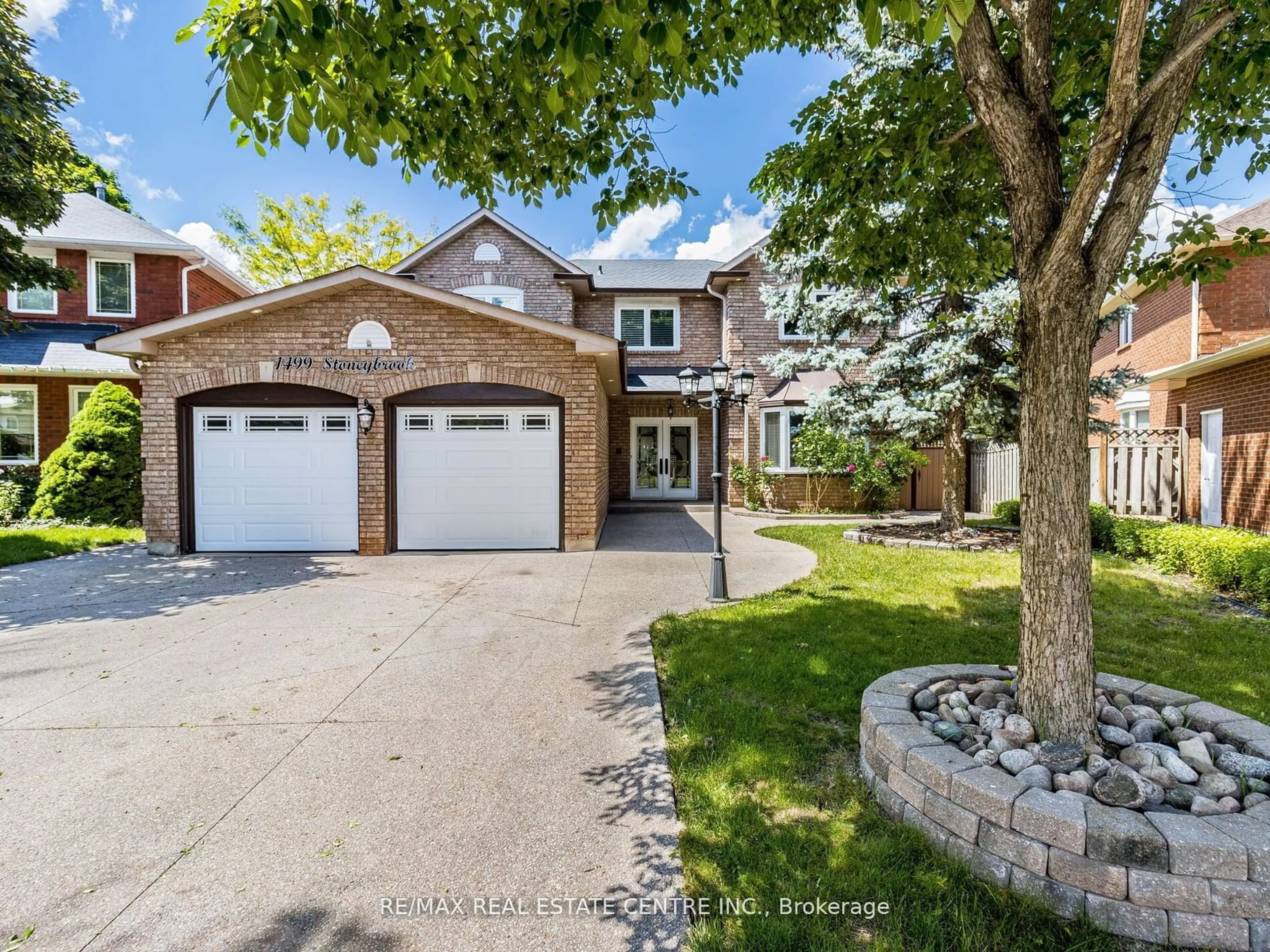 Frontside or backside of a home for 1499 Stoneybrook Tr, Oakville Ontario L6M 2P7