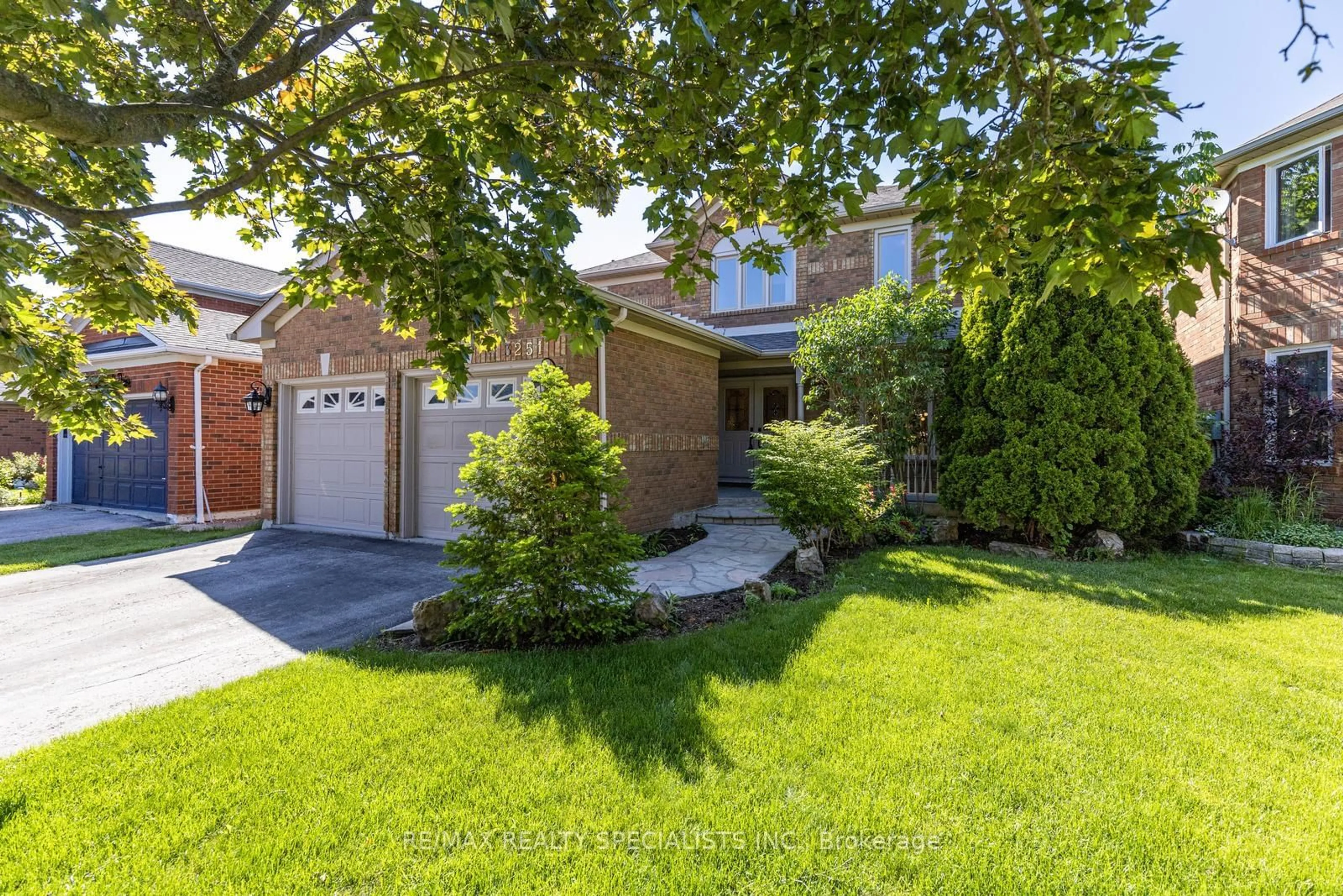 Outside view for 3251 Bloomfield Dr, Mississauga Ontario L5N 6X8