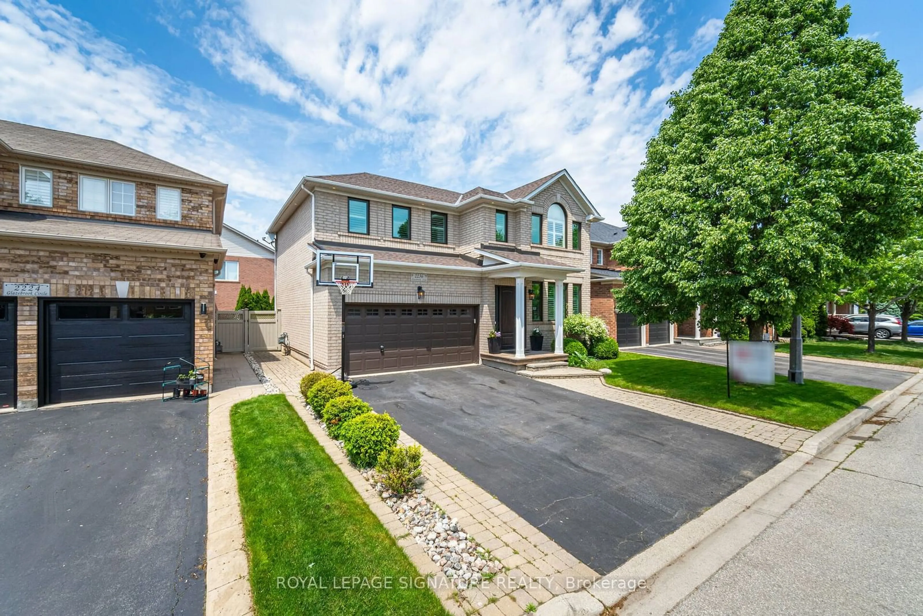 Frontside or backside of a home for 2236 Glazebrook Circ, Oakville Ontario L6M 5B5