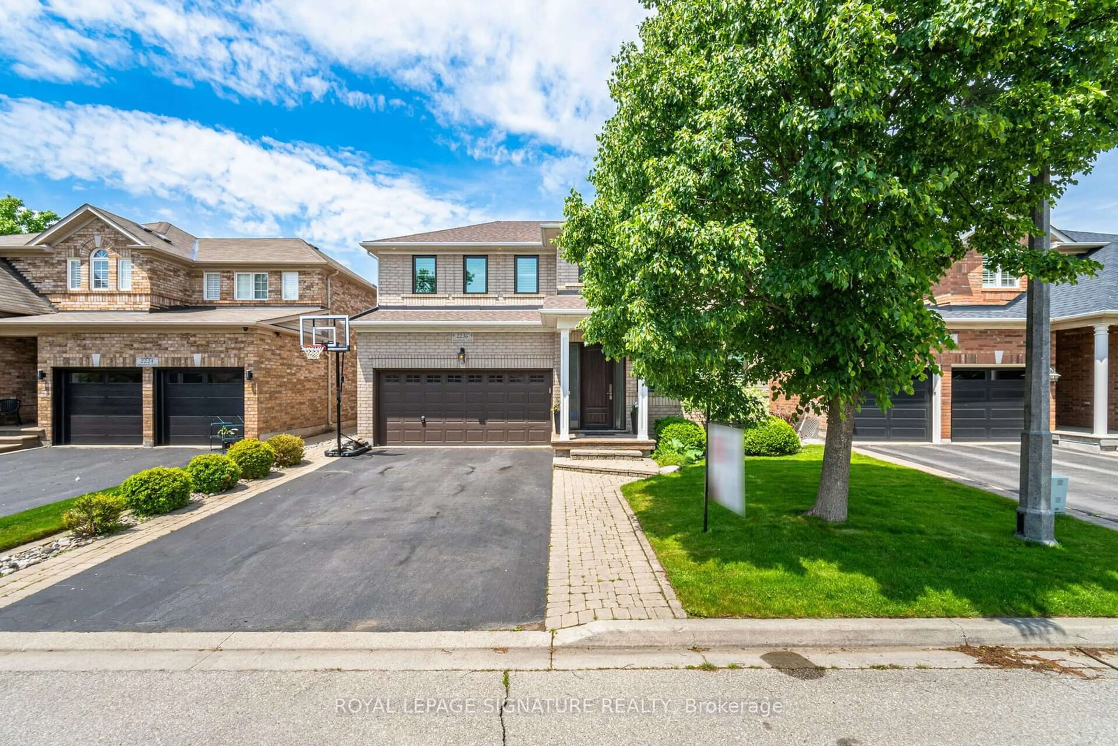 A pic from exterior of the house or condo for 2236 Glazebrook Circ, Oakville Ontario L6M 5B5