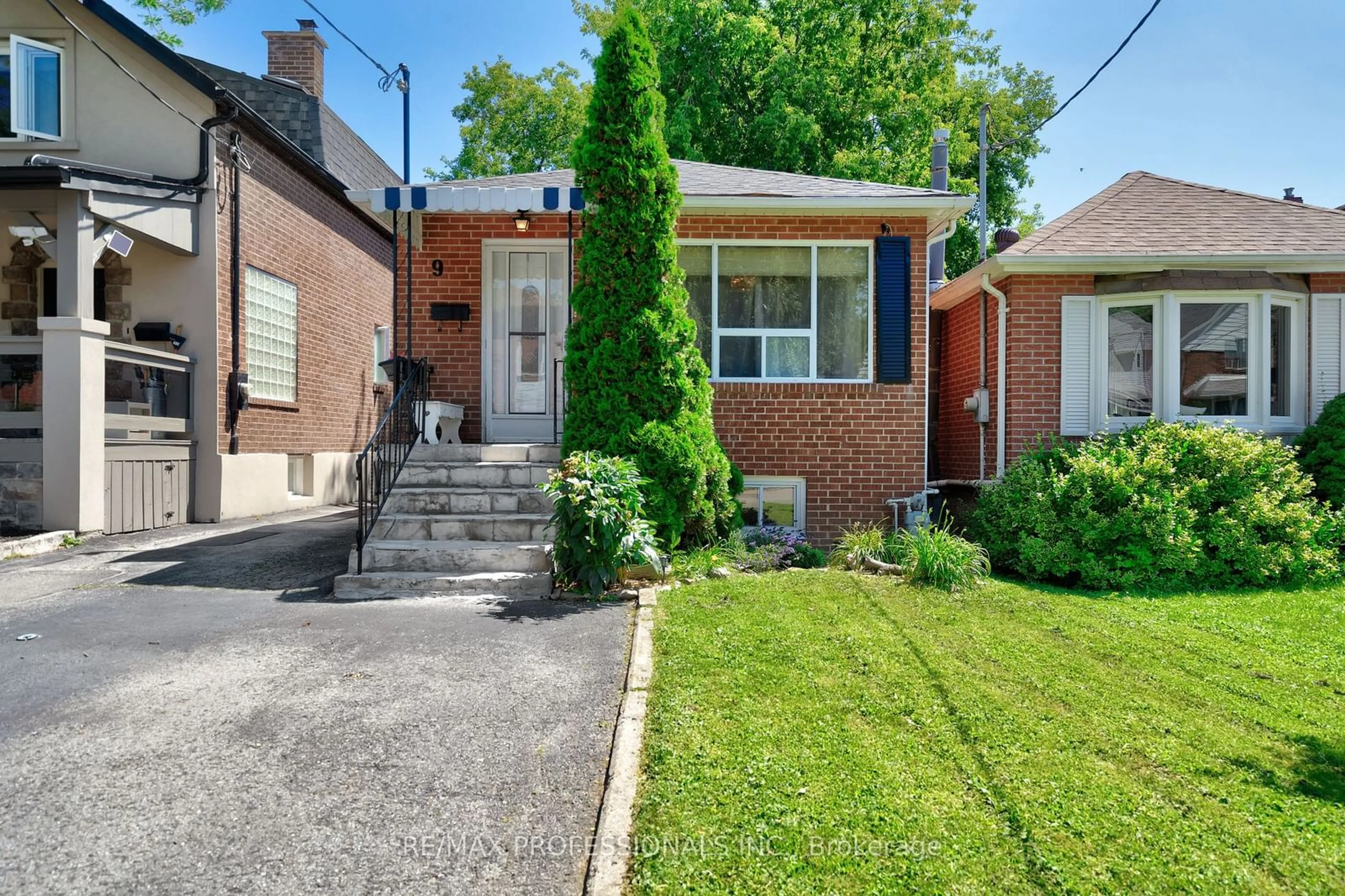 Frontside or backside of a home for 9 Thirteenth St, Toronto Ontario M8V 3H3