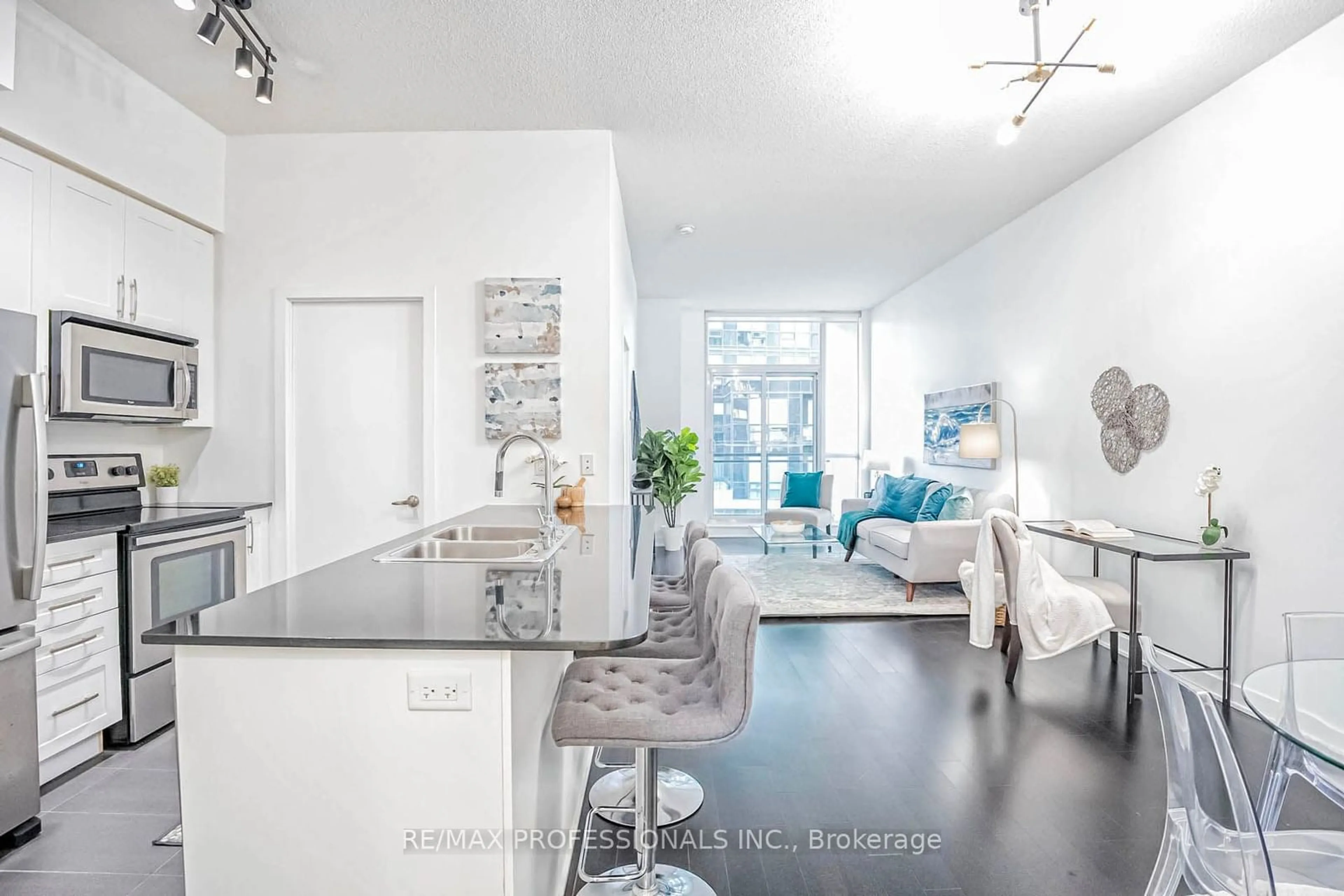 Contemporary kitchen for 4070 Confederation Pkwy #509, Mississauga Ontario L5B 0E9