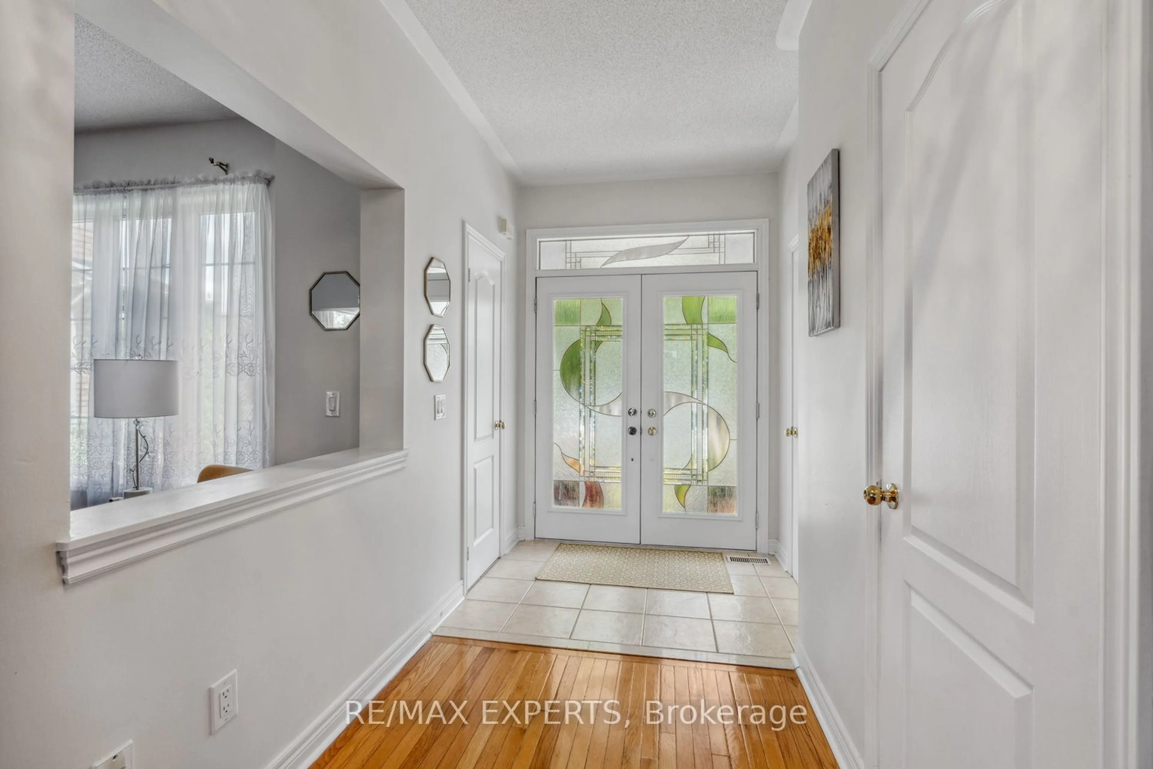 Indoor entryway for 32 Modesto Cres, Brampton Ontario L6P 1N4