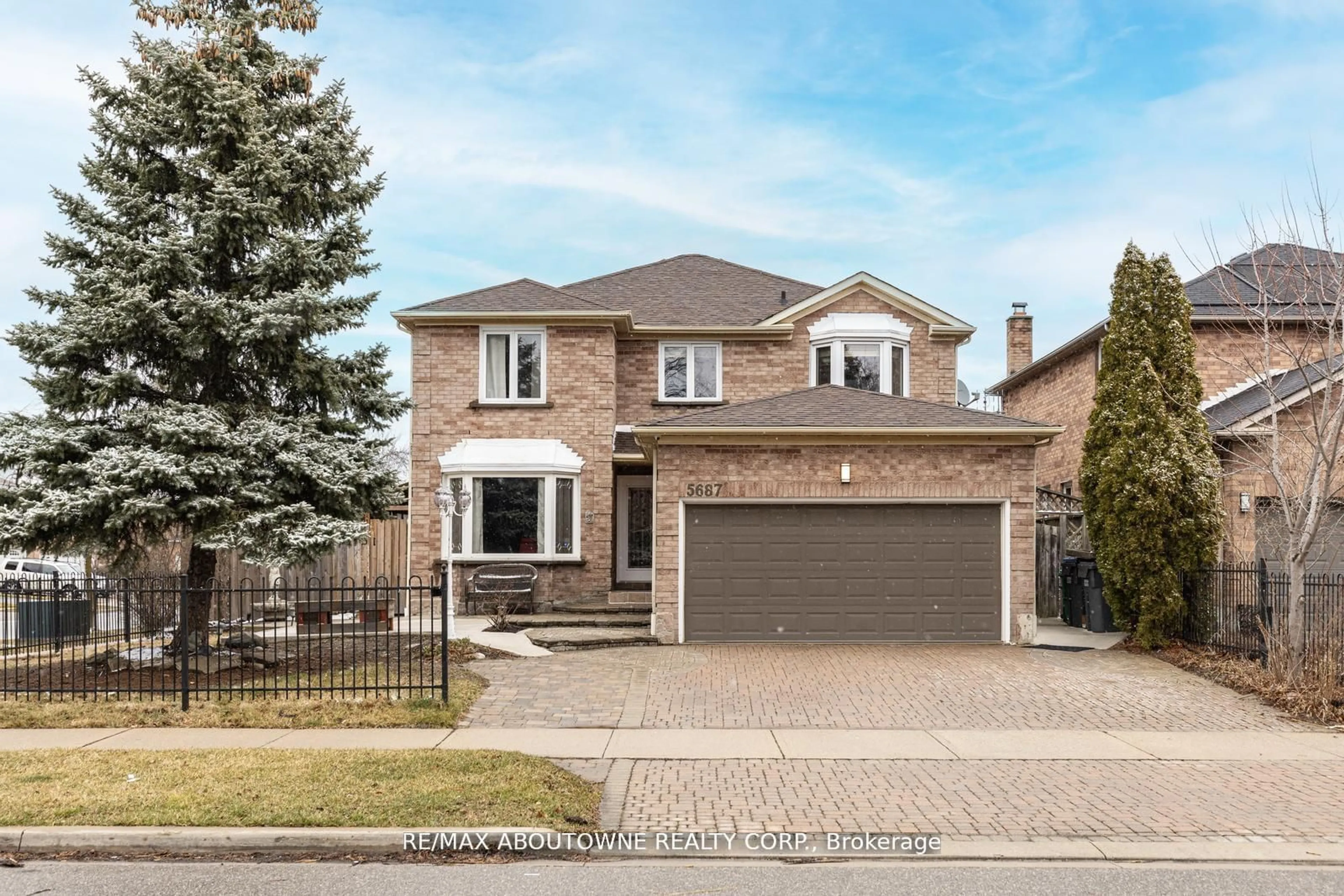 Home with brick exterior material for 5687 Goldenbrook Dr, Mississauga Ontario L5M 3W5