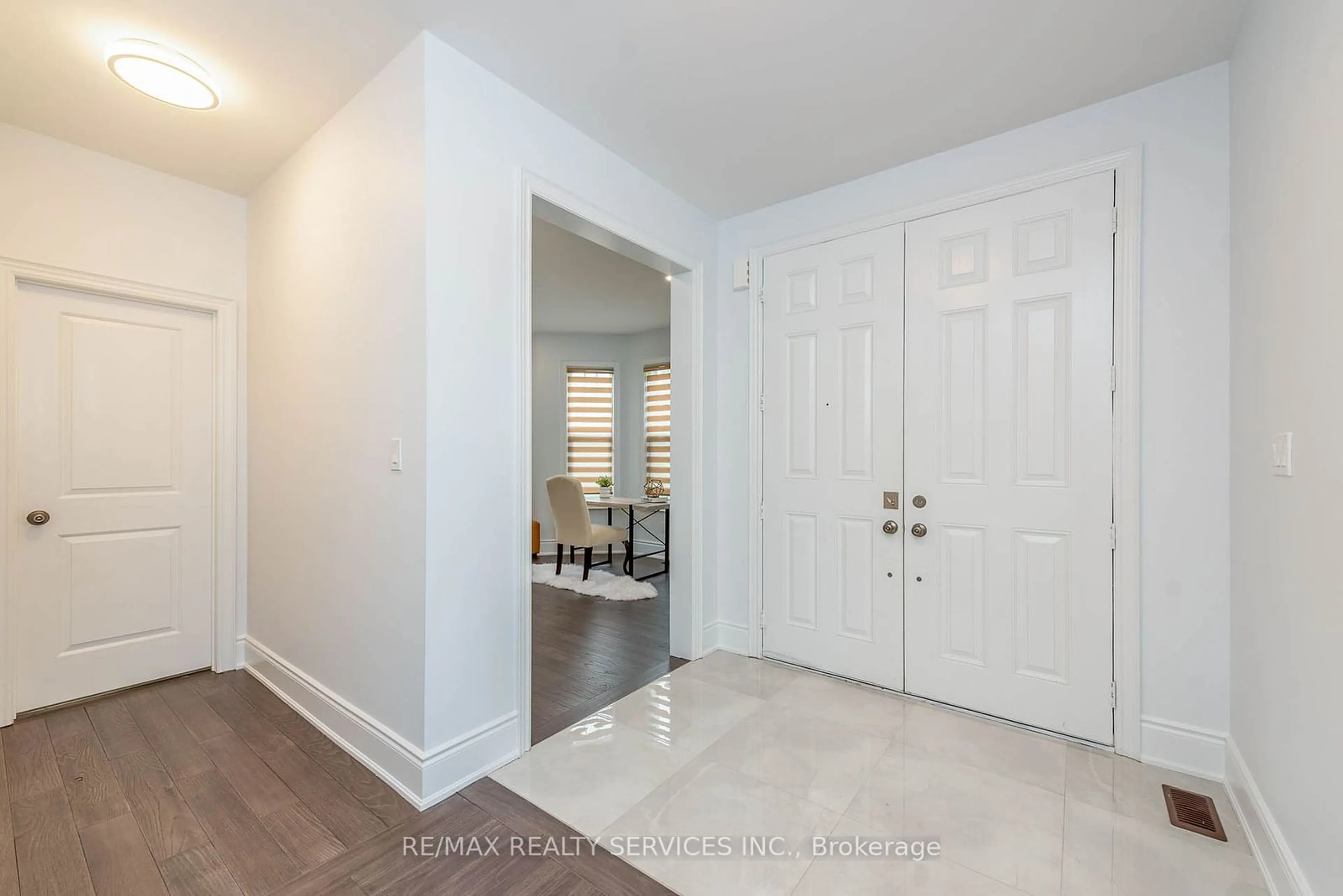 Indoor entryway for 23 Lizzie Crt, Caledon Ontario L7C 2Z2