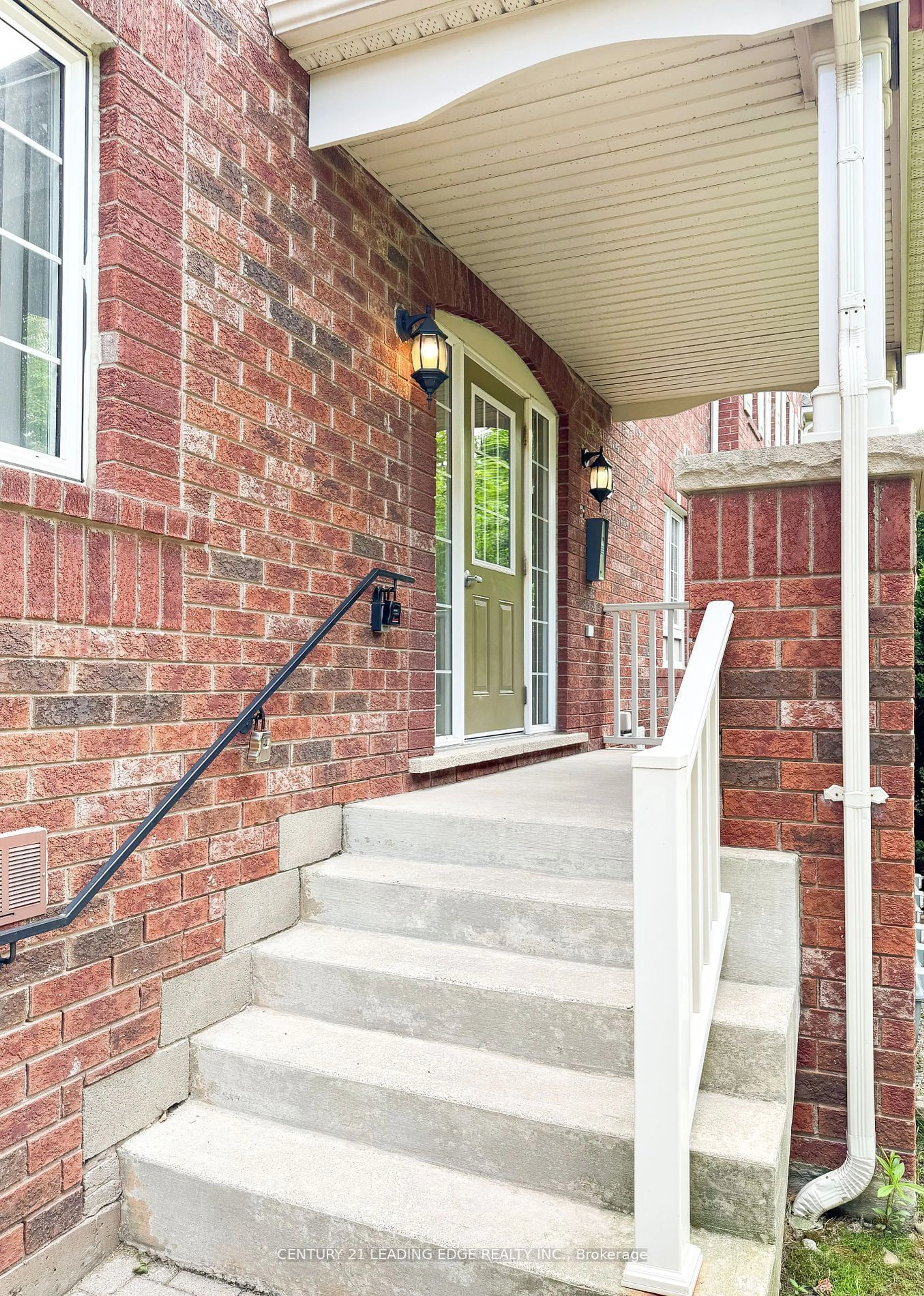 Home with brick exterior material for 760 Neighbourhood Circ #1, Mississauga Ontario L5B 0B7