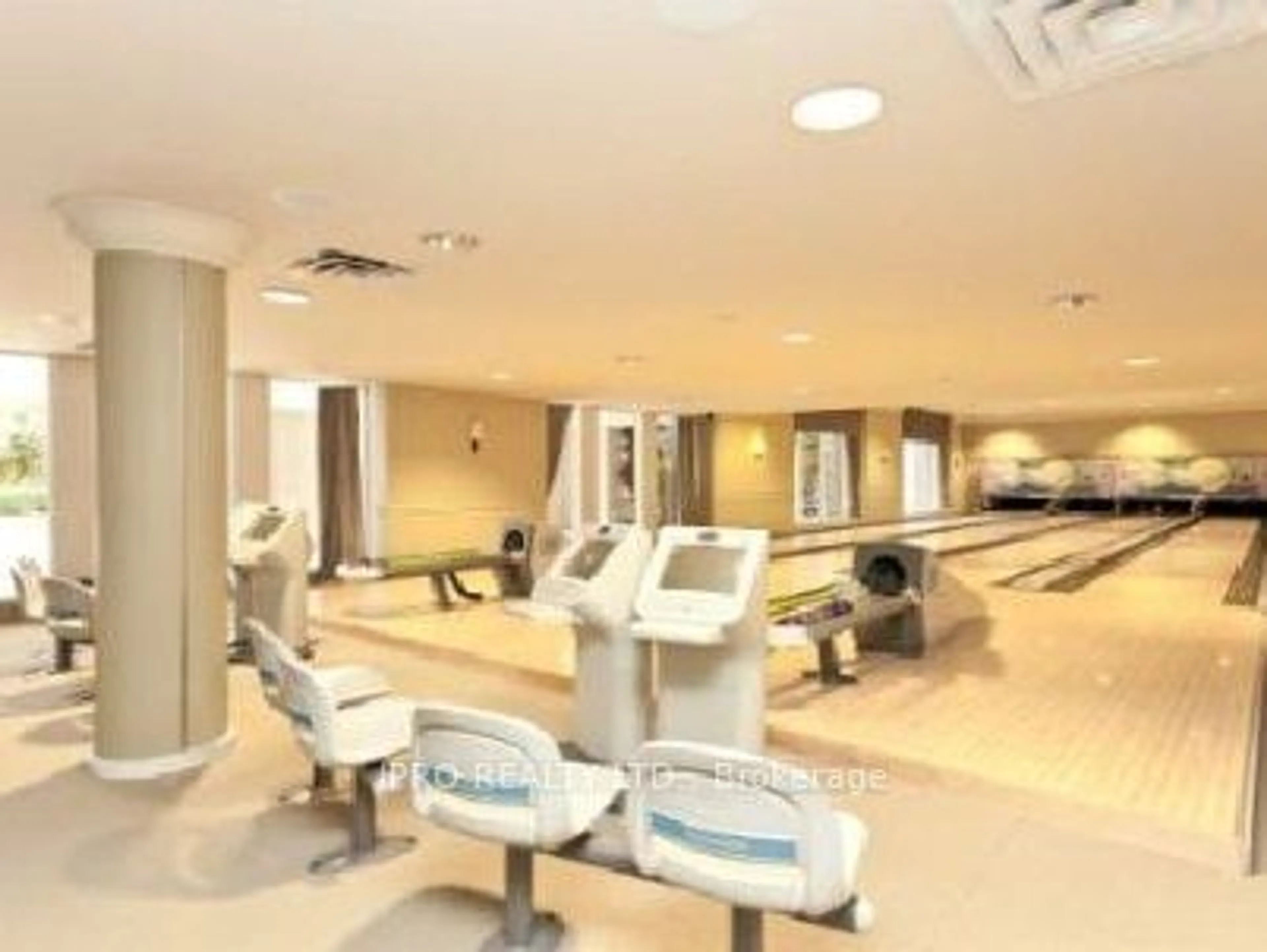 Gym or fitness room for 35 Kingsbridge Gdns #812, Mississauga Ontario L5R 3Z5