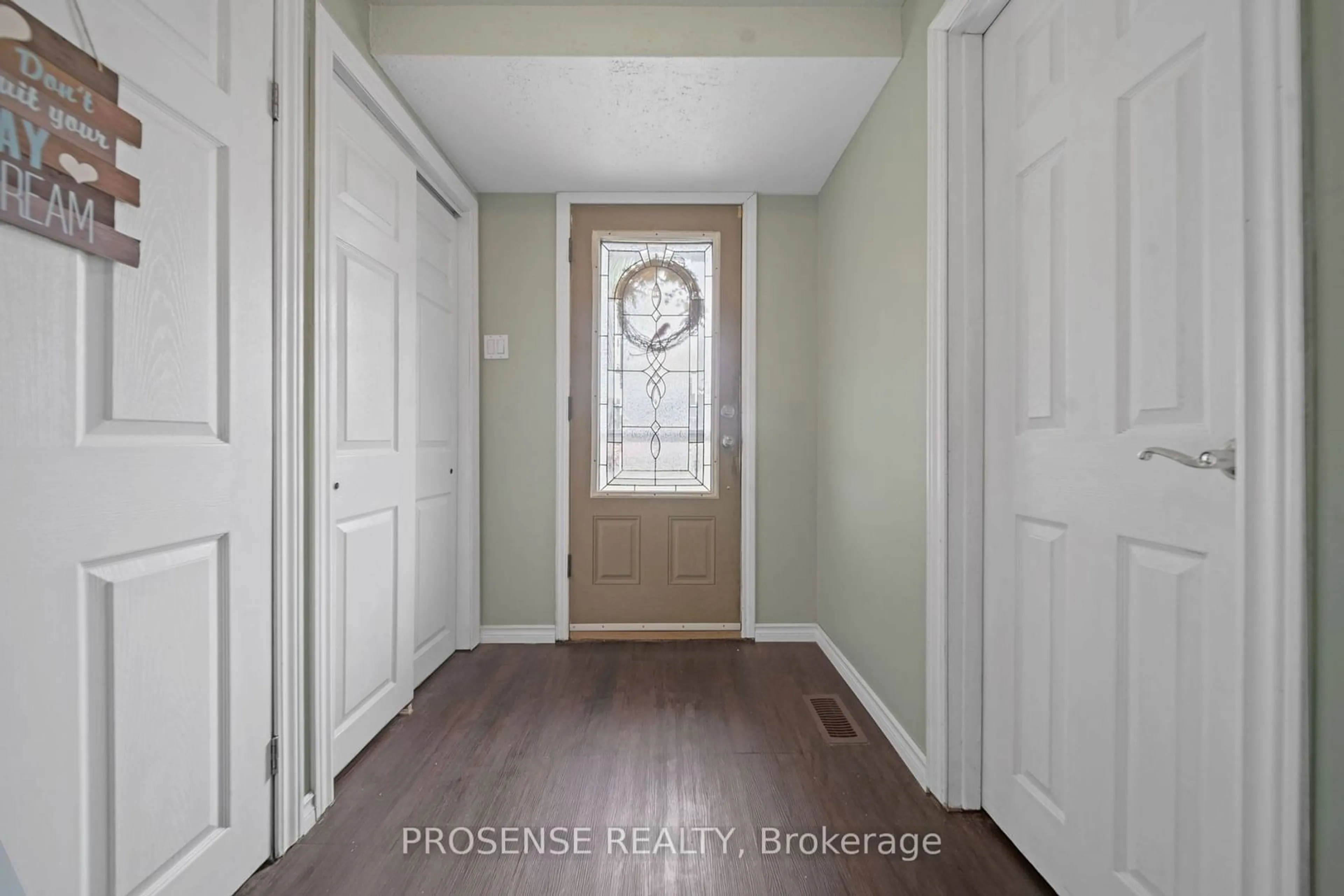 Indoor entryway for 90 Addington Cres, Brampton Ontario L6T 2R3