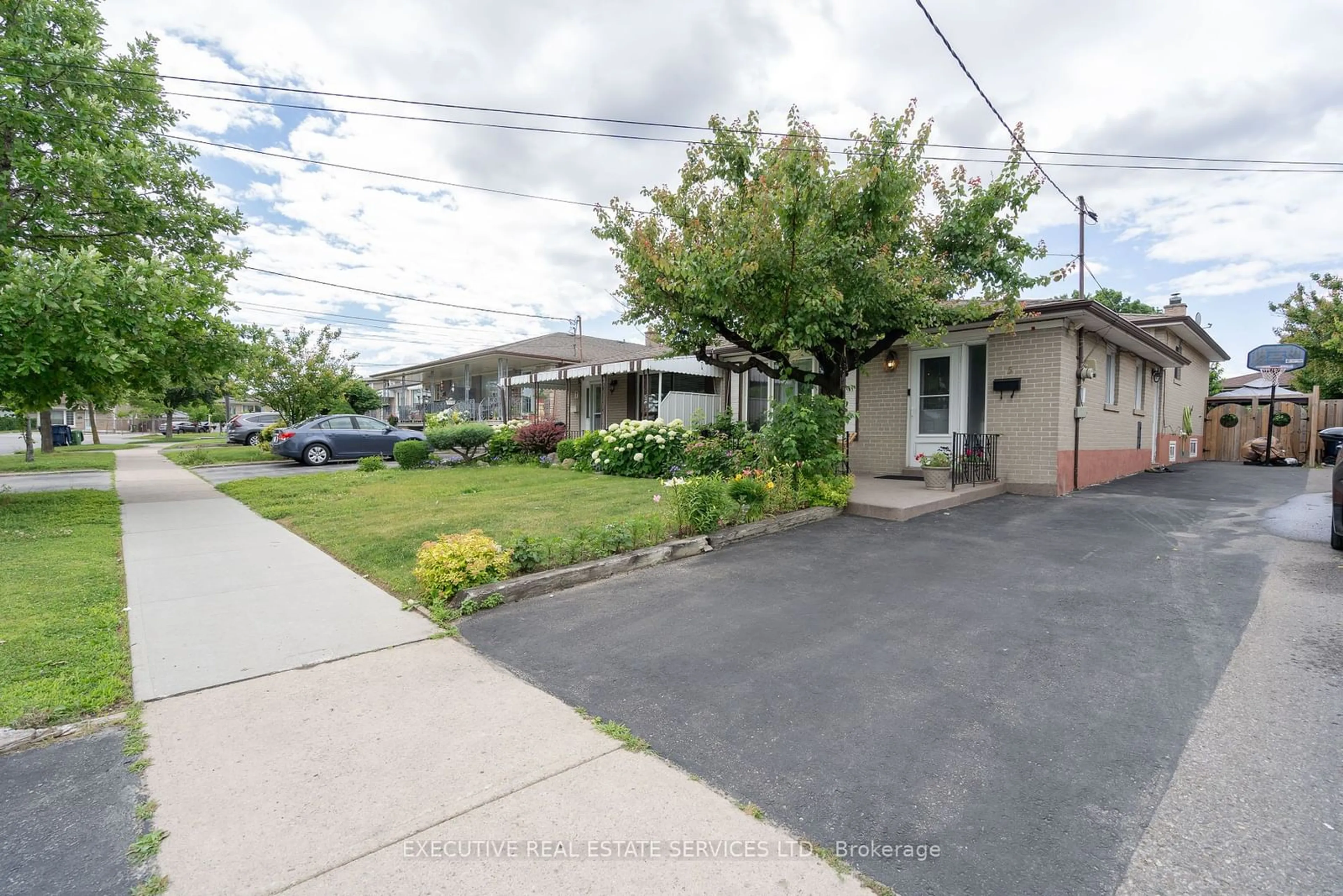 Street view for 5 Goldsboro Rd, Toronto Ontario M9L 1A6