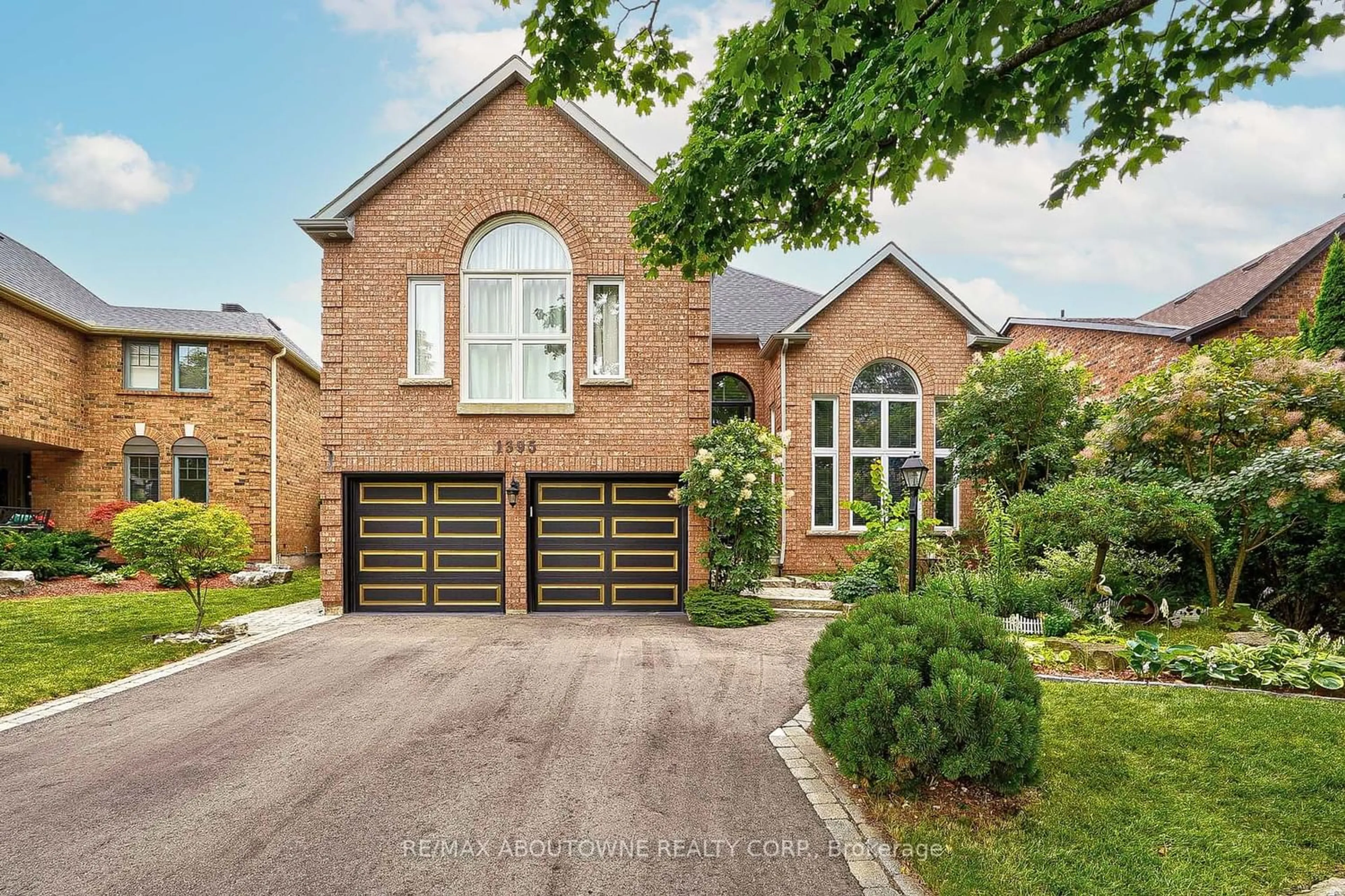 Home with brick exterior material for 1395 Silversmith Dr, Oakville Ontario L6M 2X4