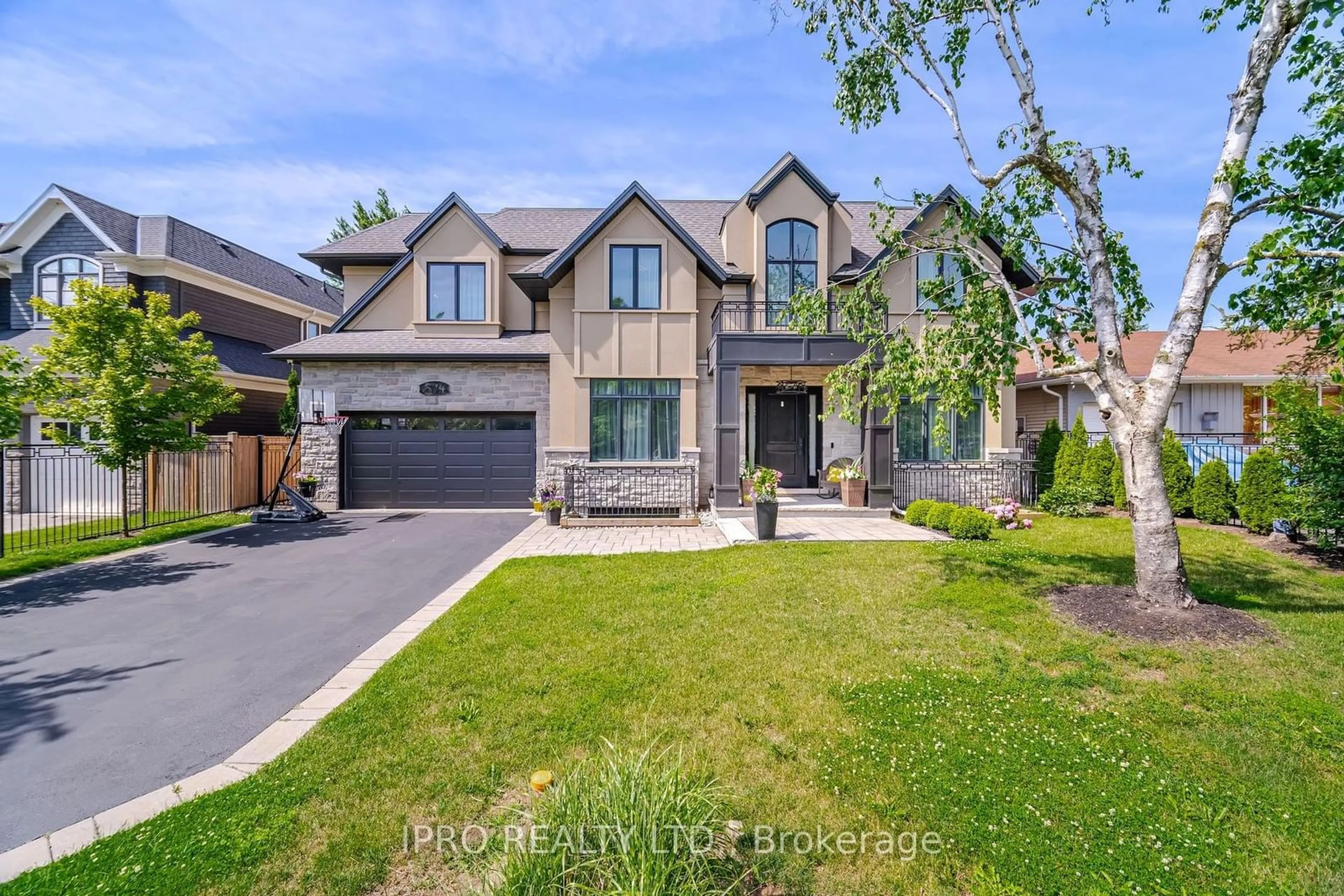 Frontside or backside of a home for 574 Stephens Cres, Oakville Ontario L6K 1Y3