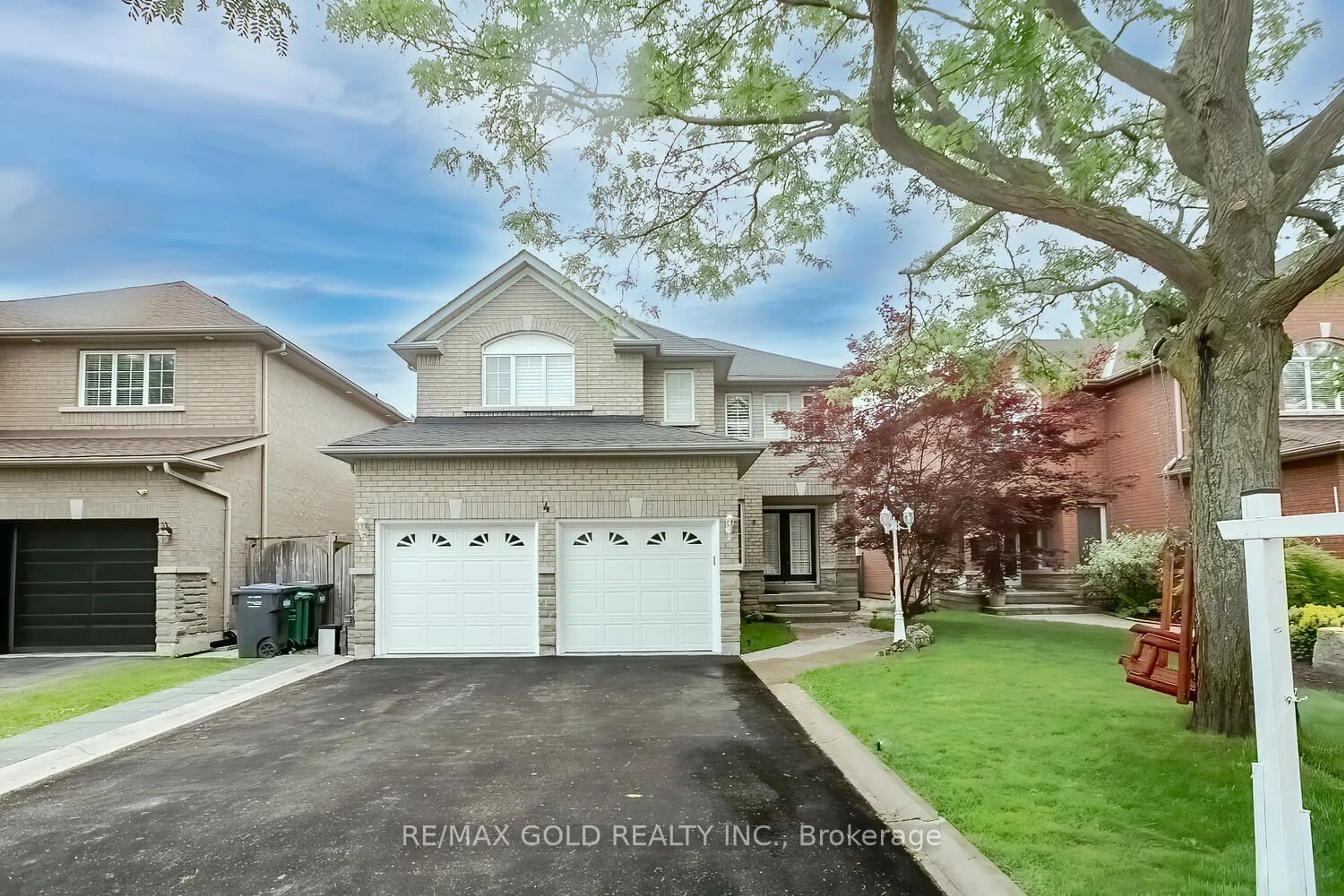 Frontside or backside of a home for 4 Woodcreek Dr, Brampton Ontario L6Z 4V6