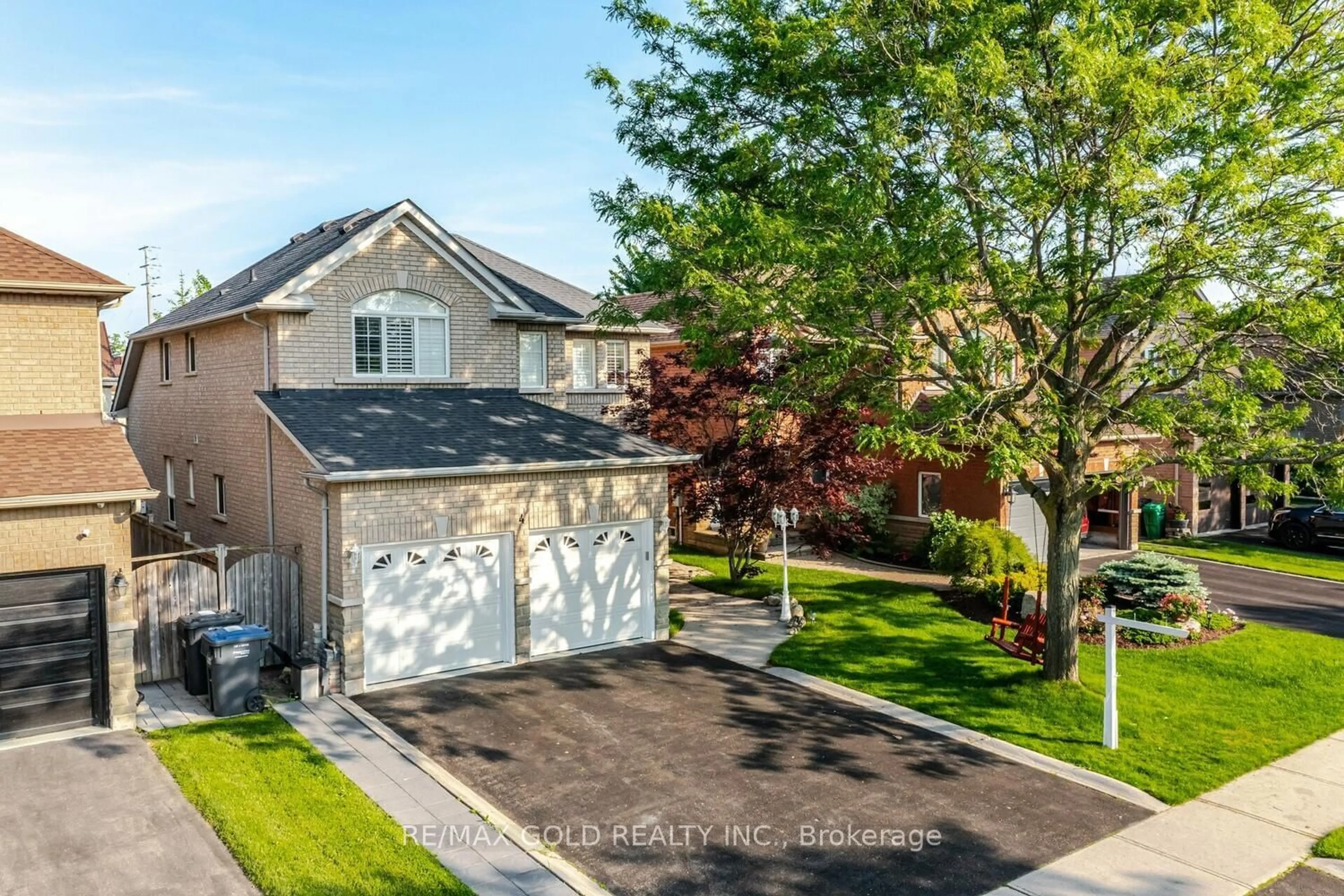 Frontside or backside of a home for 4 Woodcreek Dr, Brampton Ontario L6Z 4V6