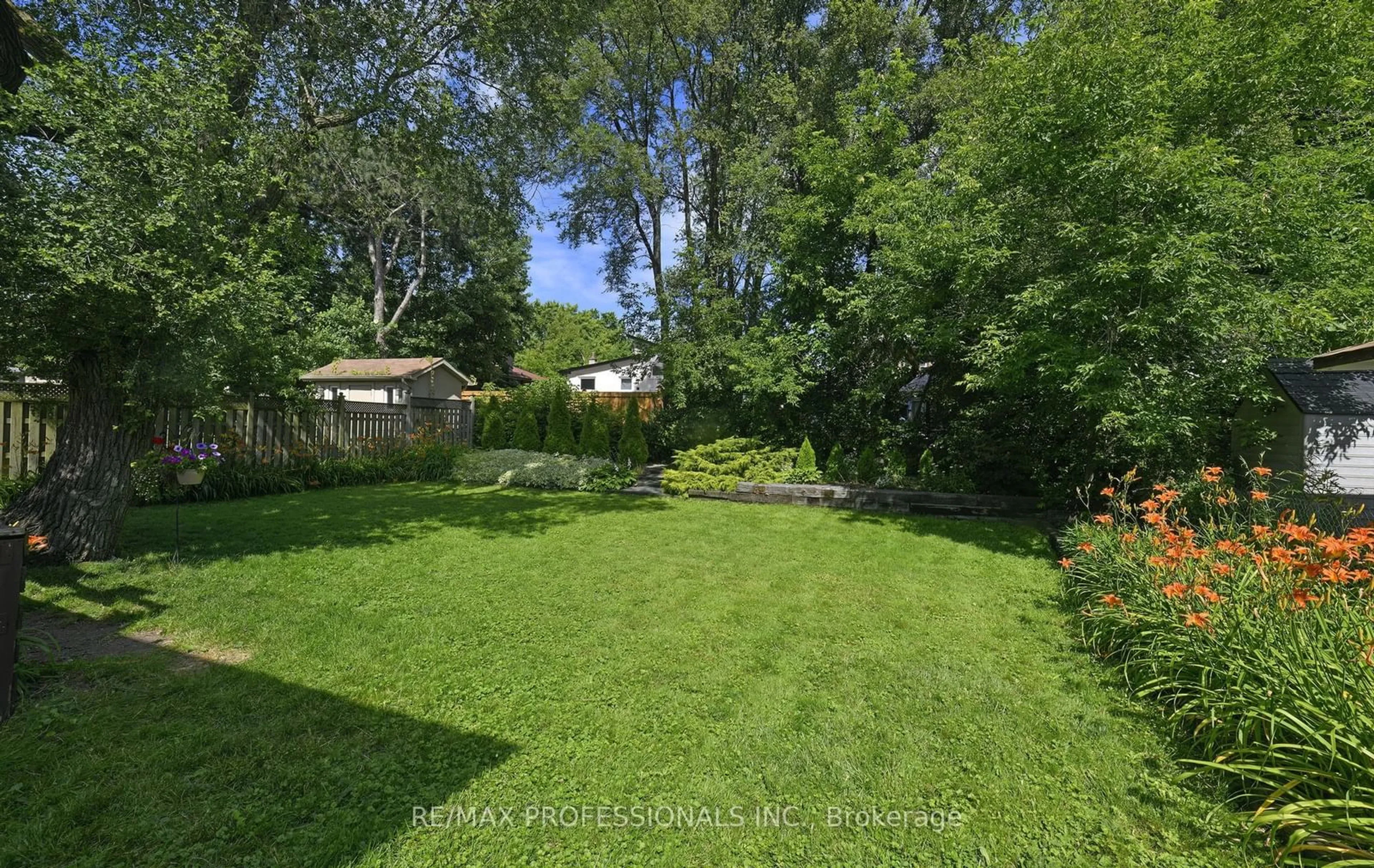 Fenced yard for 1412 Ludbrook Crt, Mississauga Ontario L5J 2P4