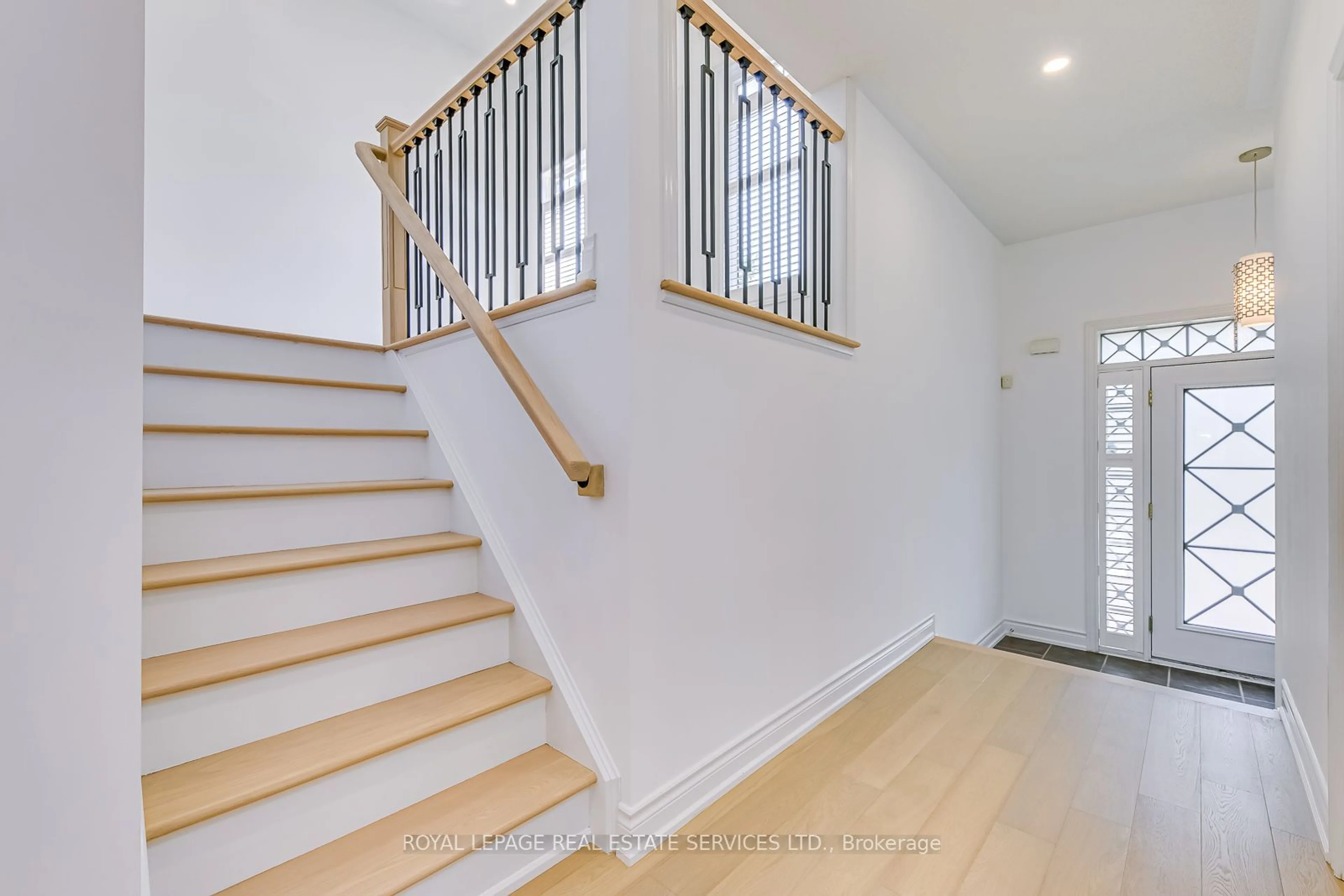 Stairs for 2326 Baronwood Dr, Oakville Ontario L6M 4Z5